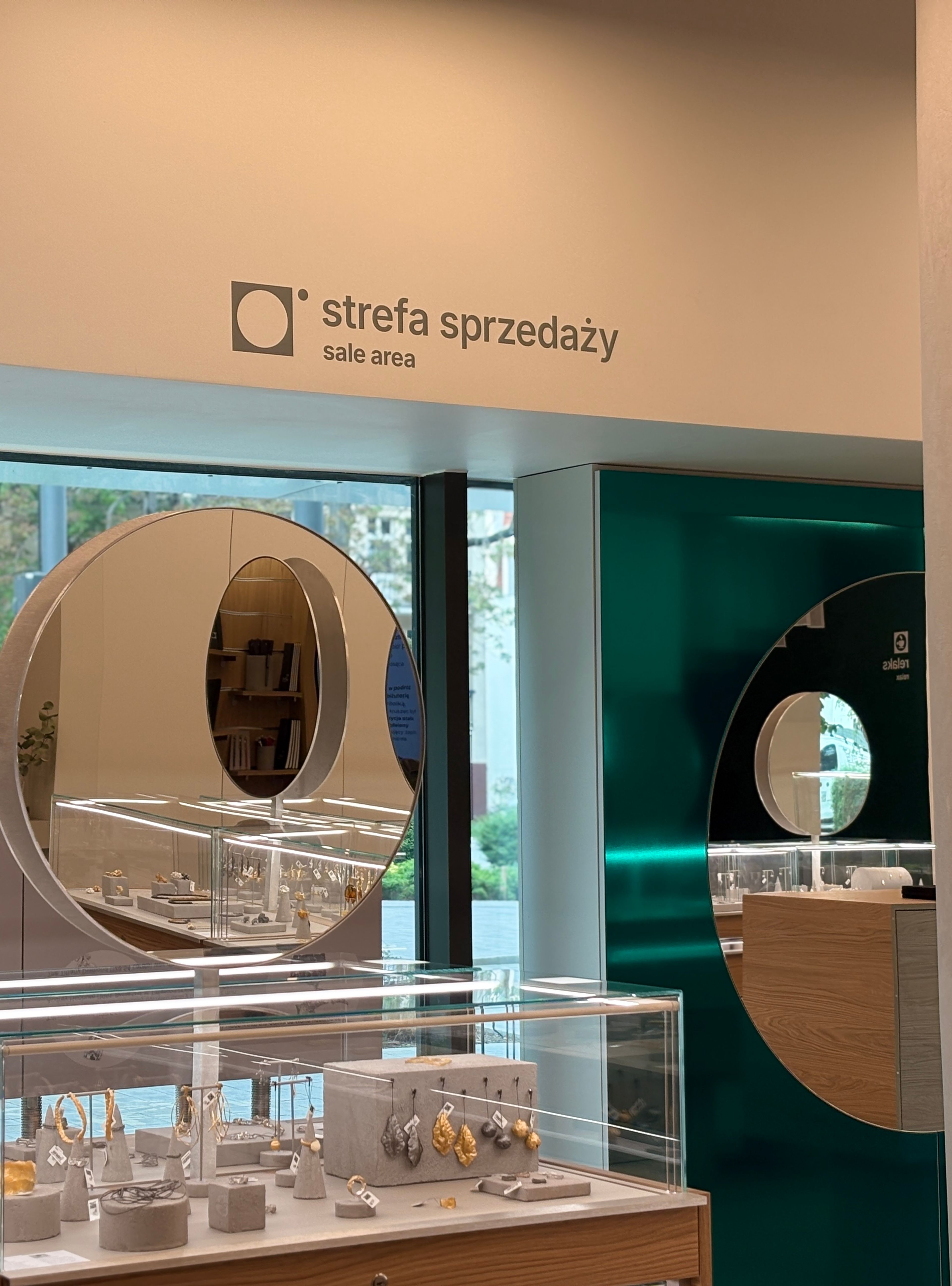 Strefa sprzedaży biżuterii autorskiej