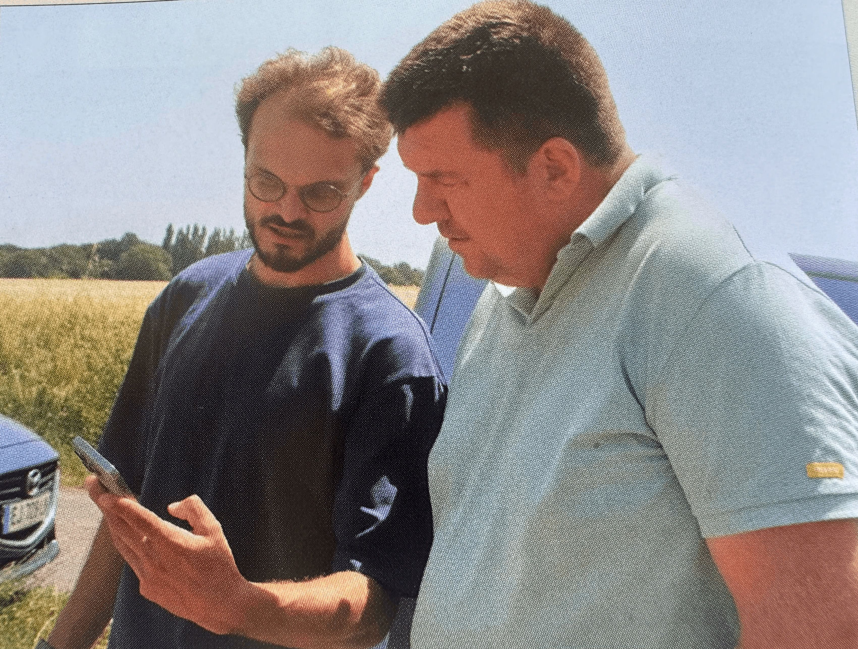 Hugues Lezé et Thierry Gauthier consultent l'application SynApps