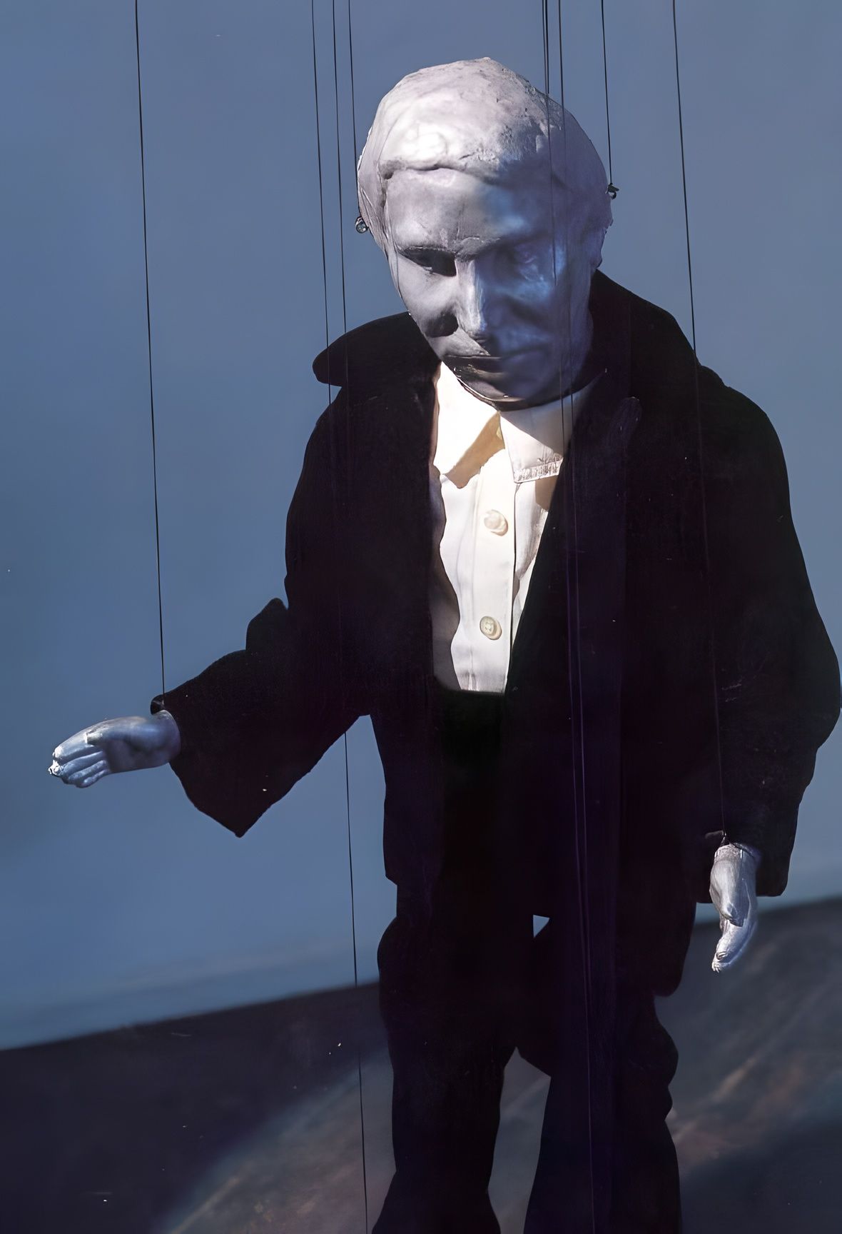 Dennis Oppenheim, A Theme for a Major Hit, 2008. Mixed media installation: a life-size figure in a dark suit and white shirt.