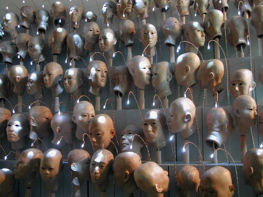 Young Sun Lim, Pale Blue Moon - Dong Chan, 2005. Installation of carved heads arranged in rows.