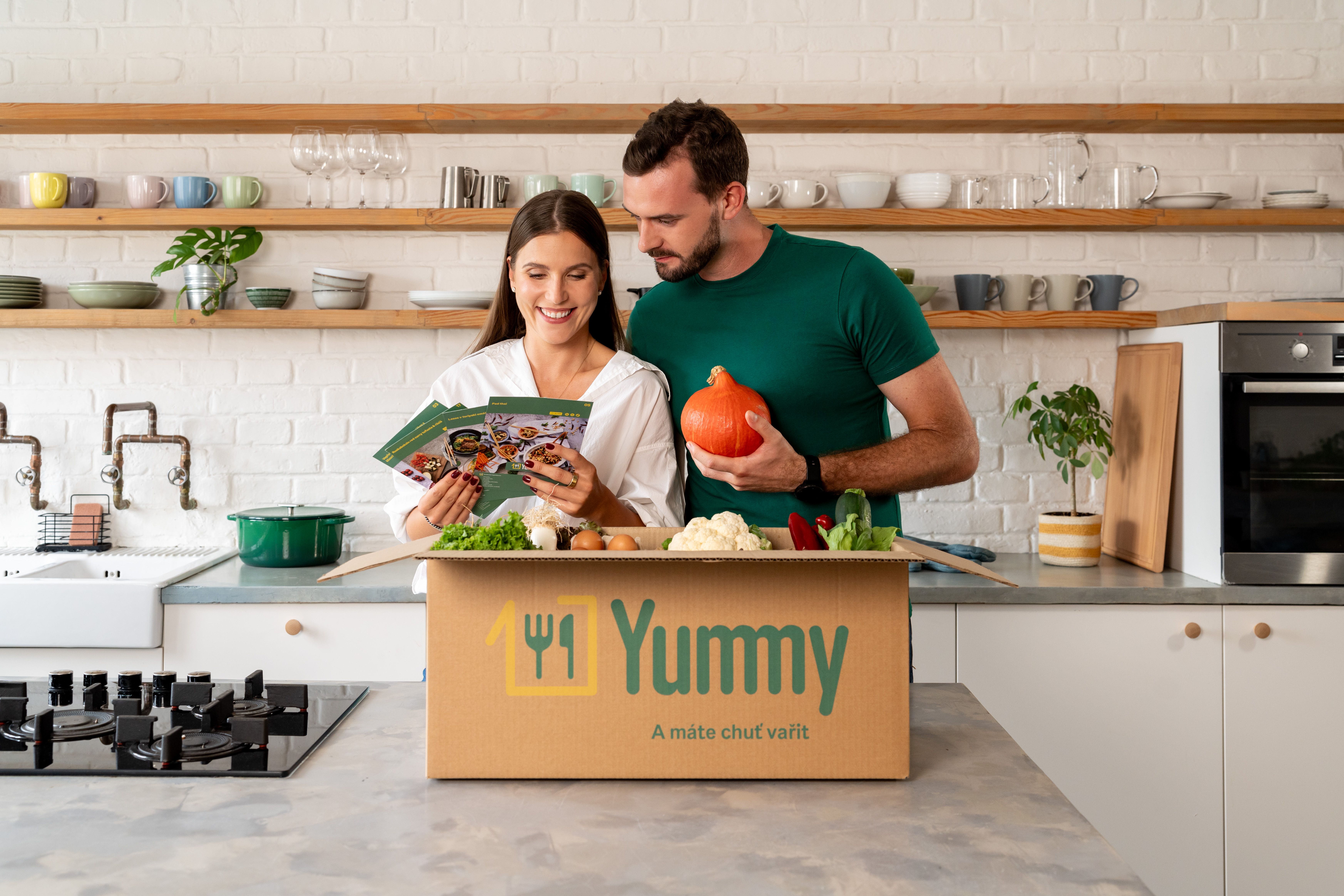 Dvaja ľudia otvárajú Yummybox so surovinami