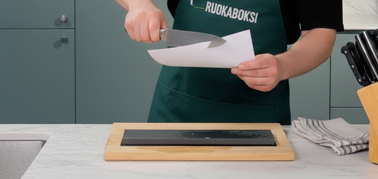 Kuchař brousí nůž v kuchyni