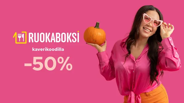 Nainen pinkillä taustalla pitelee kurpitsaa.