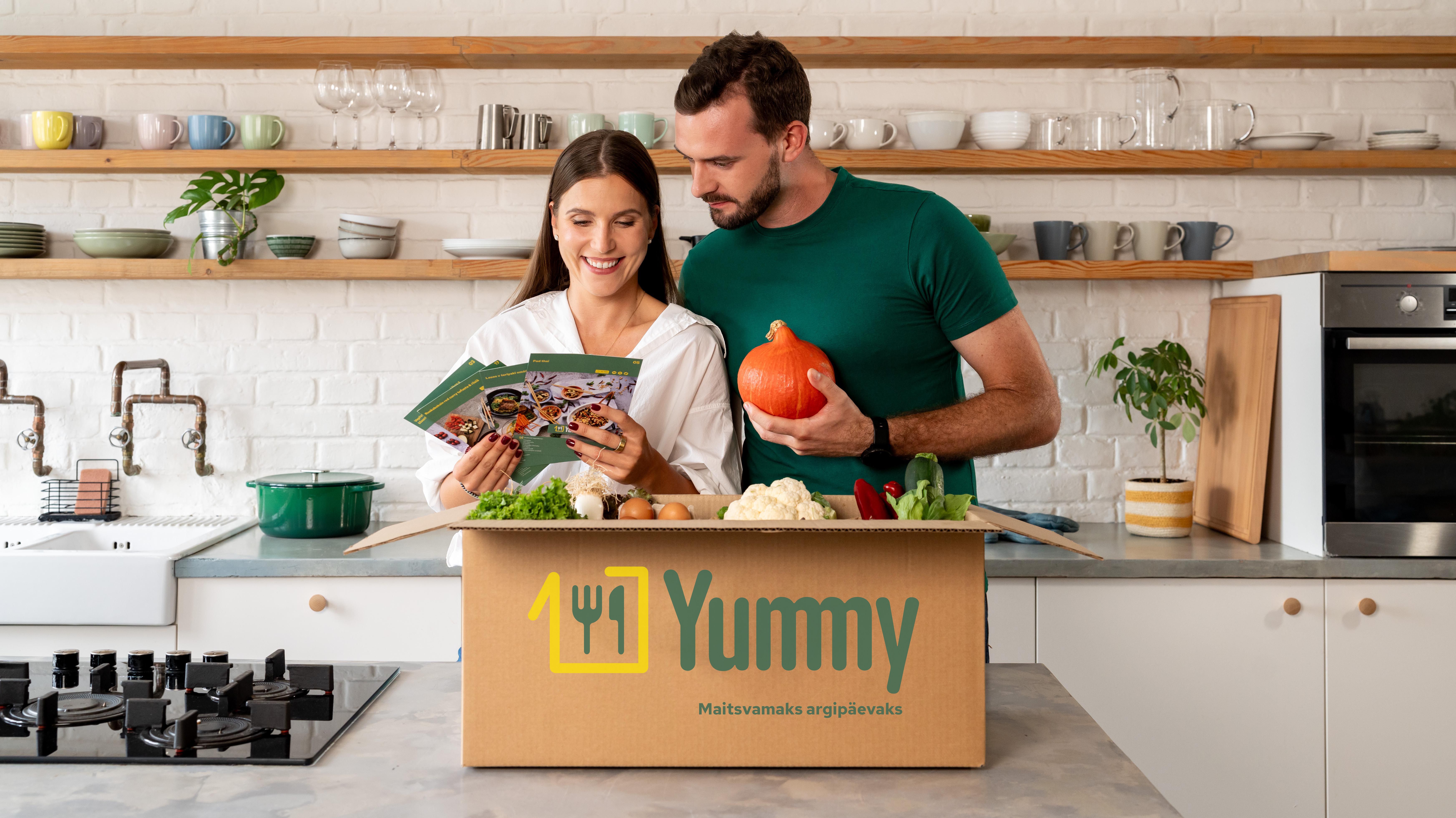 Two people opening a Yummybox containing ingredients