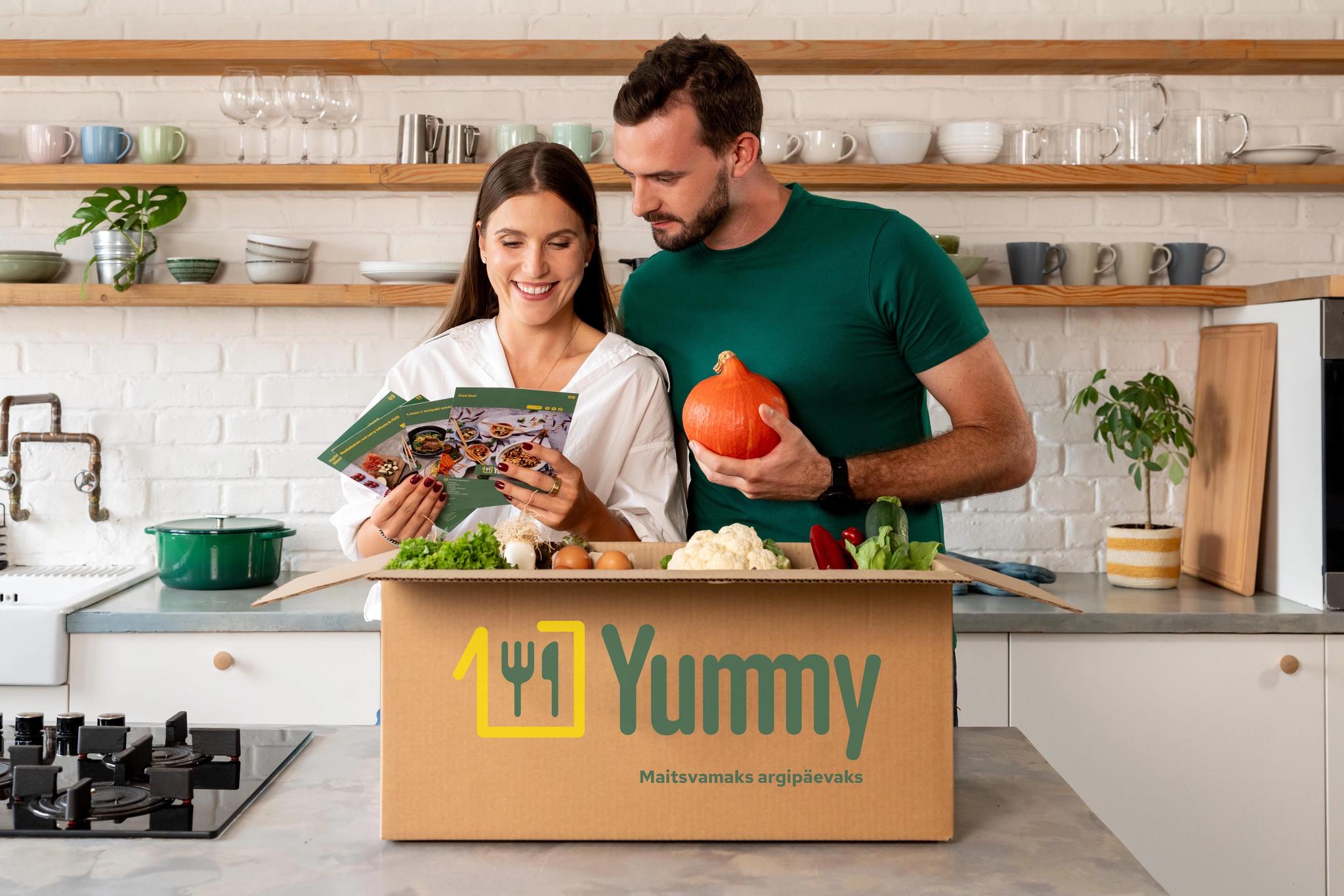 Two people opening a Yummybox containing ingredients