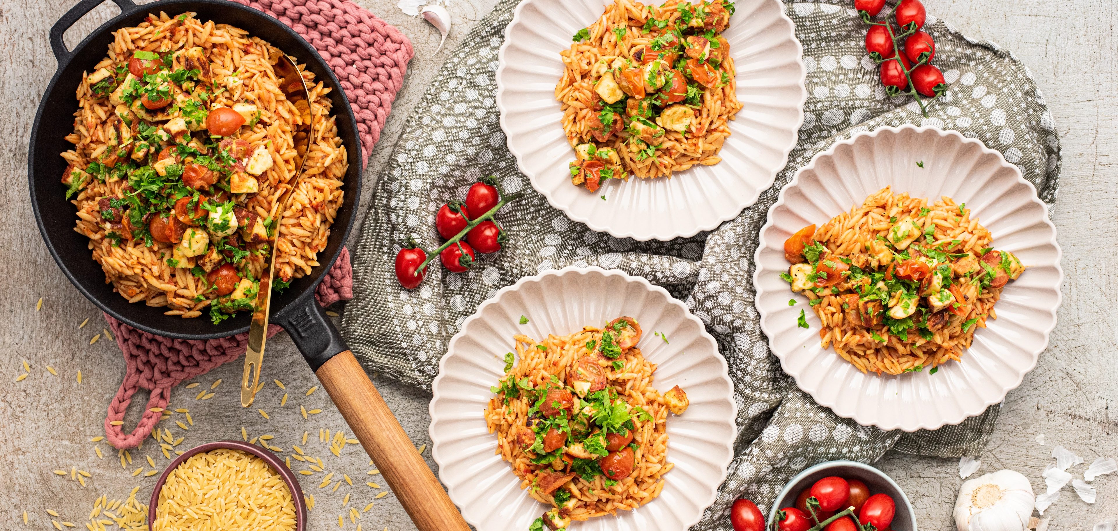 Tomatine pasta ja värsked köögiviljad laual
