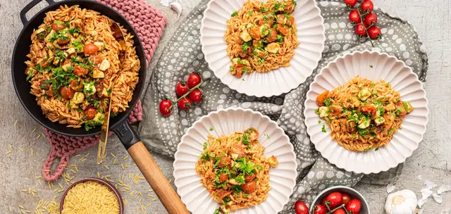 Tomatine pasta ja värsked köögiviljad laual