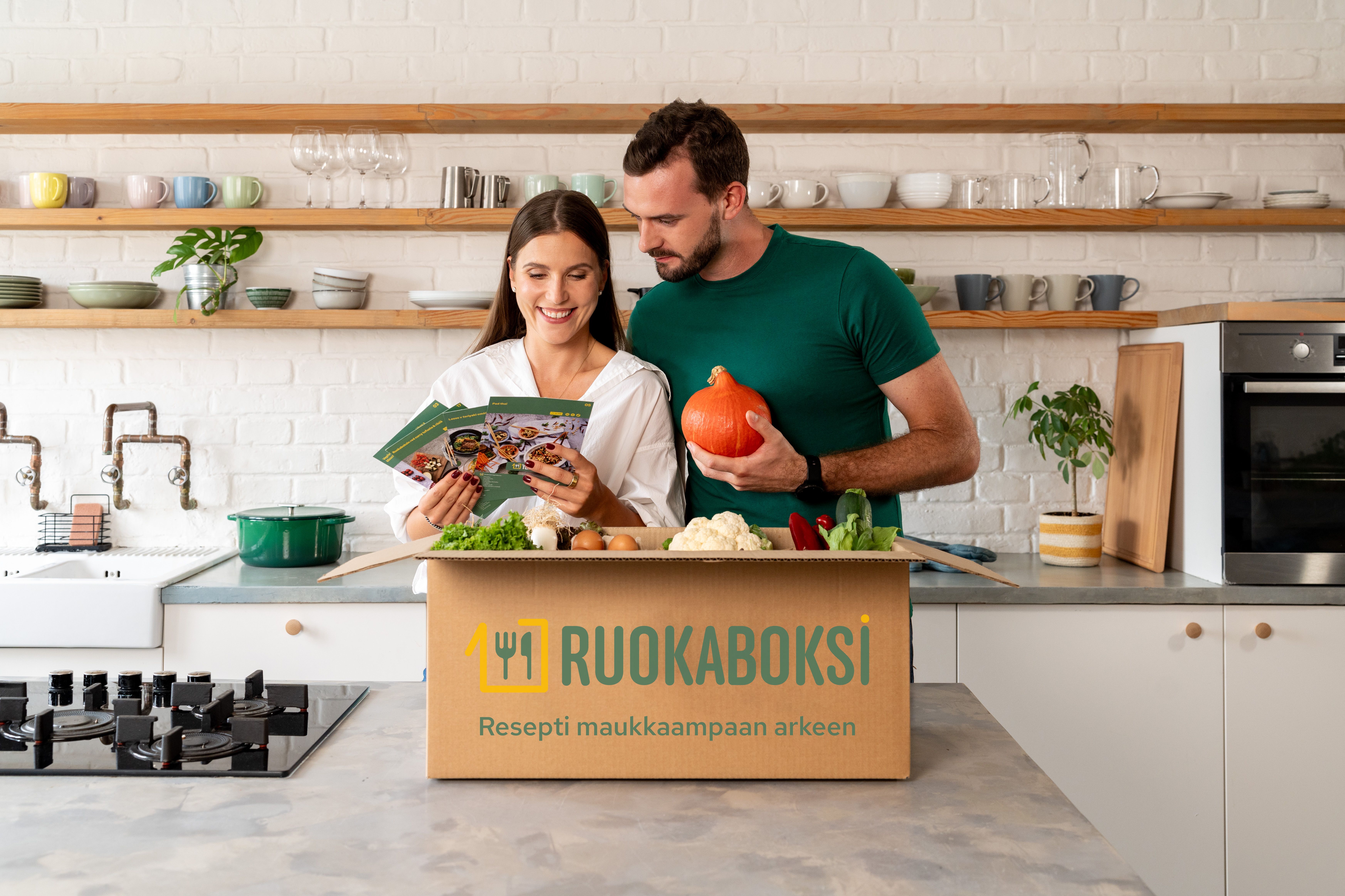 Kaksi henkiöä avaamassa laatikkoa 