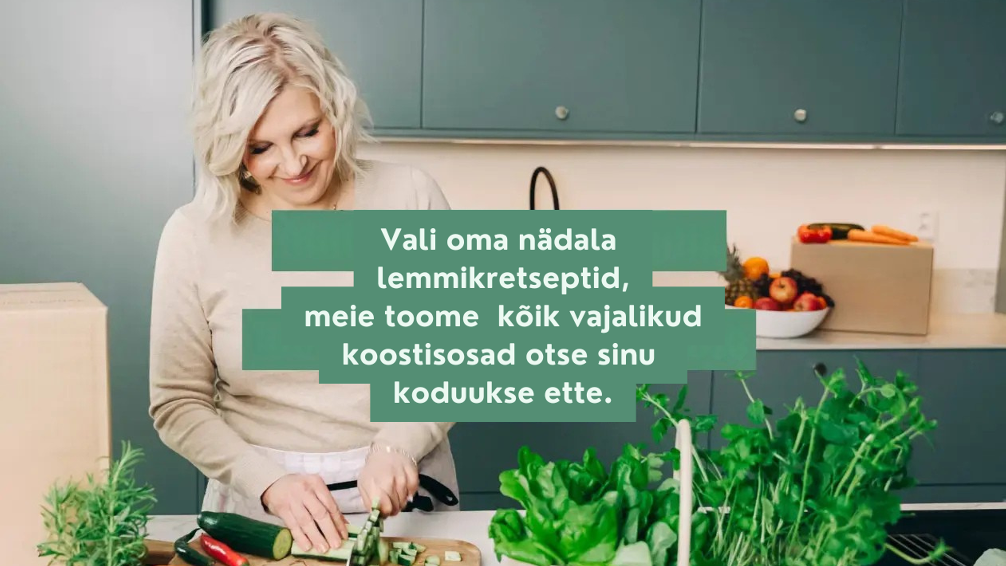 A smiling woman chops vegetables in a modern kitchen, surrounded by fresh produce and meal kit boxes, with an overlay of Estonian text about recipe and ingredient delivery.