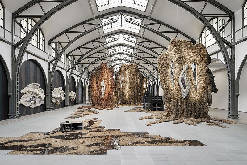 Klára Hosnedlová transforma el Hamburger Bahnhof en un paisaje mítico