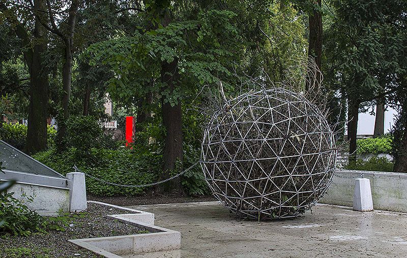 Your practice is characterised by the observation of encounters and interactions between different elements, often everyday objects. Could you elaborate on how you select these materials and what criteria you follow to integrate them into your work?