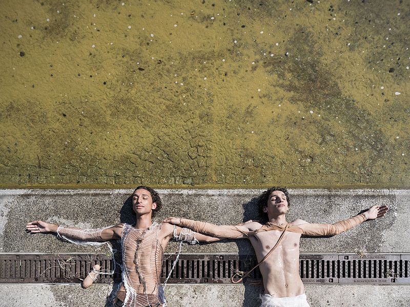 Klára Hosnedlová transforma el Hamburger Bahnhof en un paisaje mítico