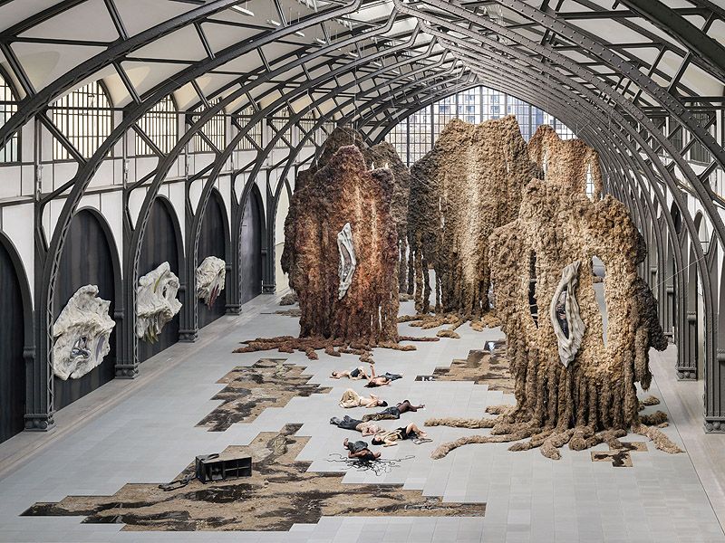 Klára Hosnedlová transforma el Hamburger Bahnhof en un paisaje mítico