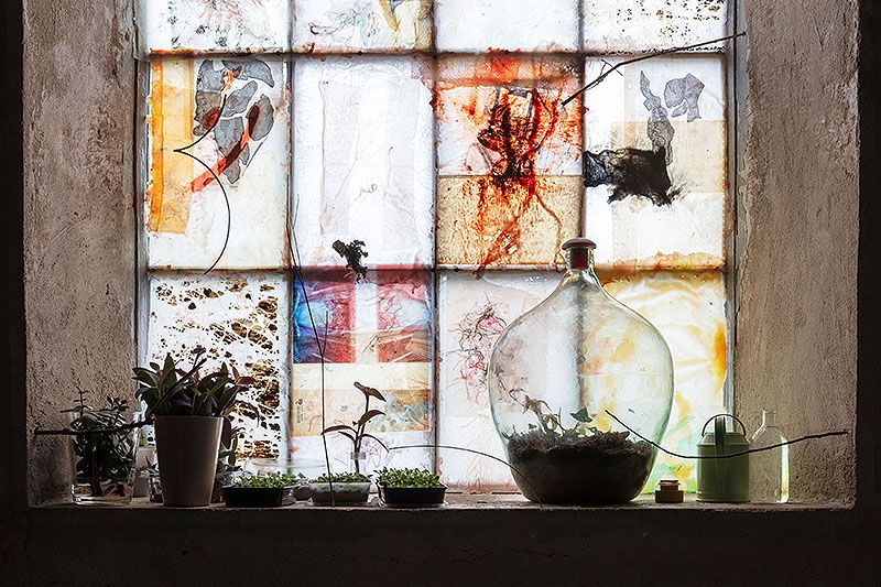 Your practice is characterised by the observation of encounters and interactions between different elements, often everyday objects. Could you elaborate on how you select these materials and what criteria you follow to integrate them into your work?