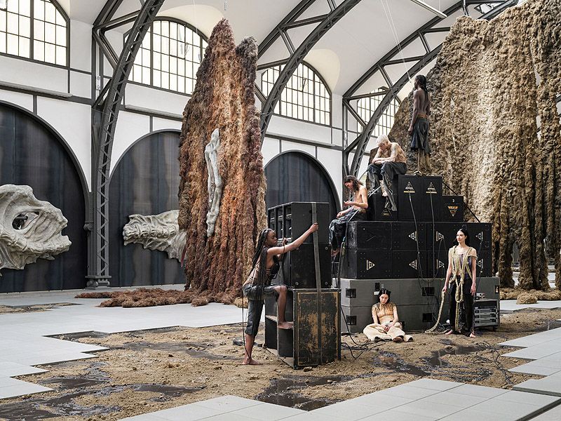 Klára Hosnedlová transforma el Hamburger Bahnhof en un paisaje mítico