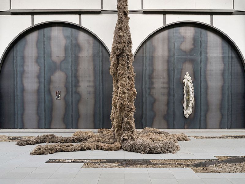 Klára Hosnedlová transforma el Hamburger Bahnhof en un paisaje mítico