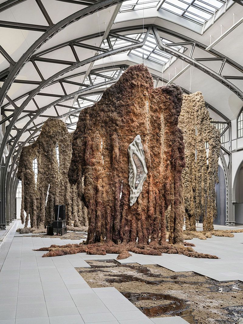 Klára Hosnedlová transforma el Hamburger Bahnhof en un paisaje mítico