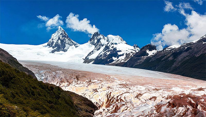 Hace poco, presentaste algunas de tus obras más recientes como Manifesto Terrícola, Capside e Invisible Pegaso, desarrolladas en lugares tan distintos como el Ártico, los Andes y el Amazonas. ¿Cómo fue reunir estos proyectos en un mismo espacio y compartirlos en un formato que integró arte digital, sostenibilidad y música generativa con IA?
