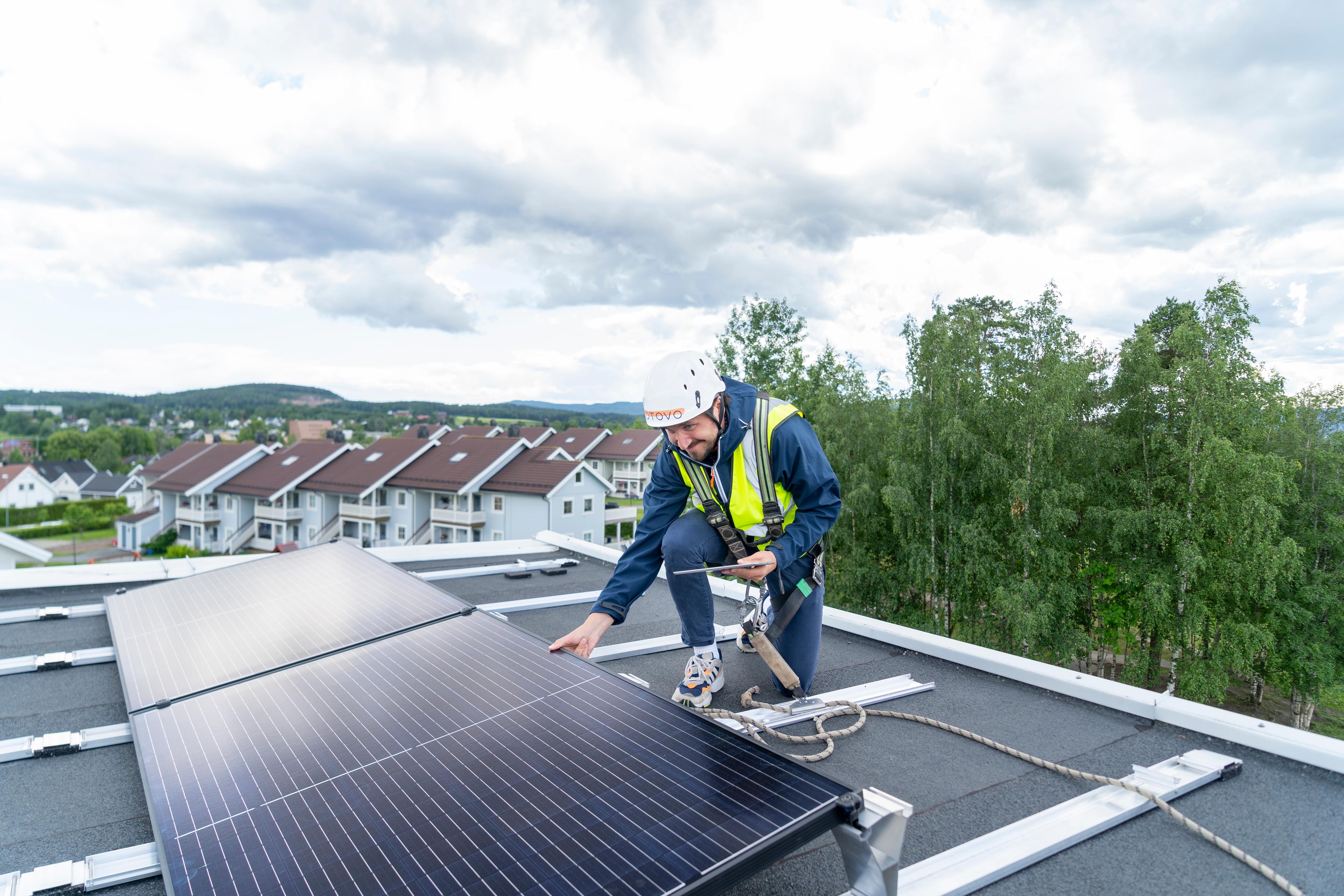 en otovo-sertifisert installatør inspiserer solceller