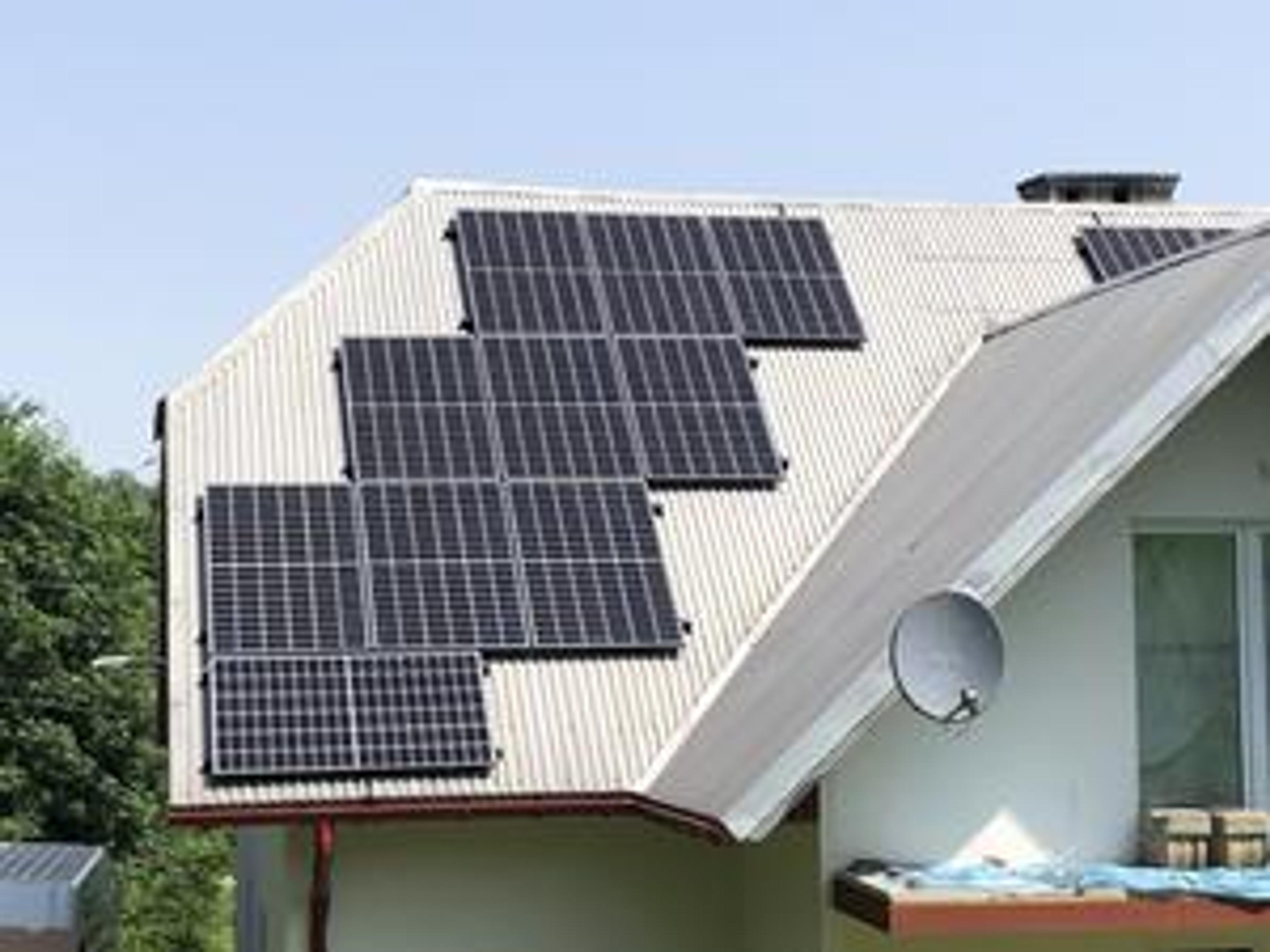 instalacja fotowoltaiczna na dachu