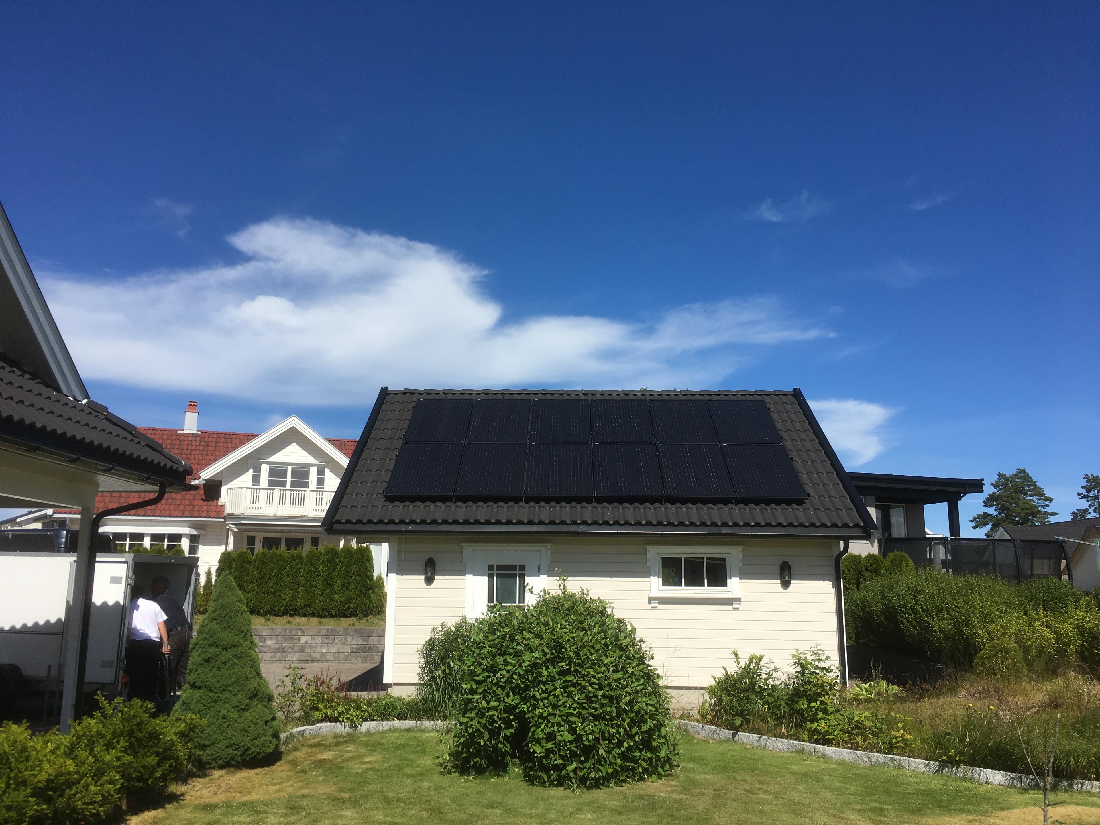 solcellepaneler på garasjen