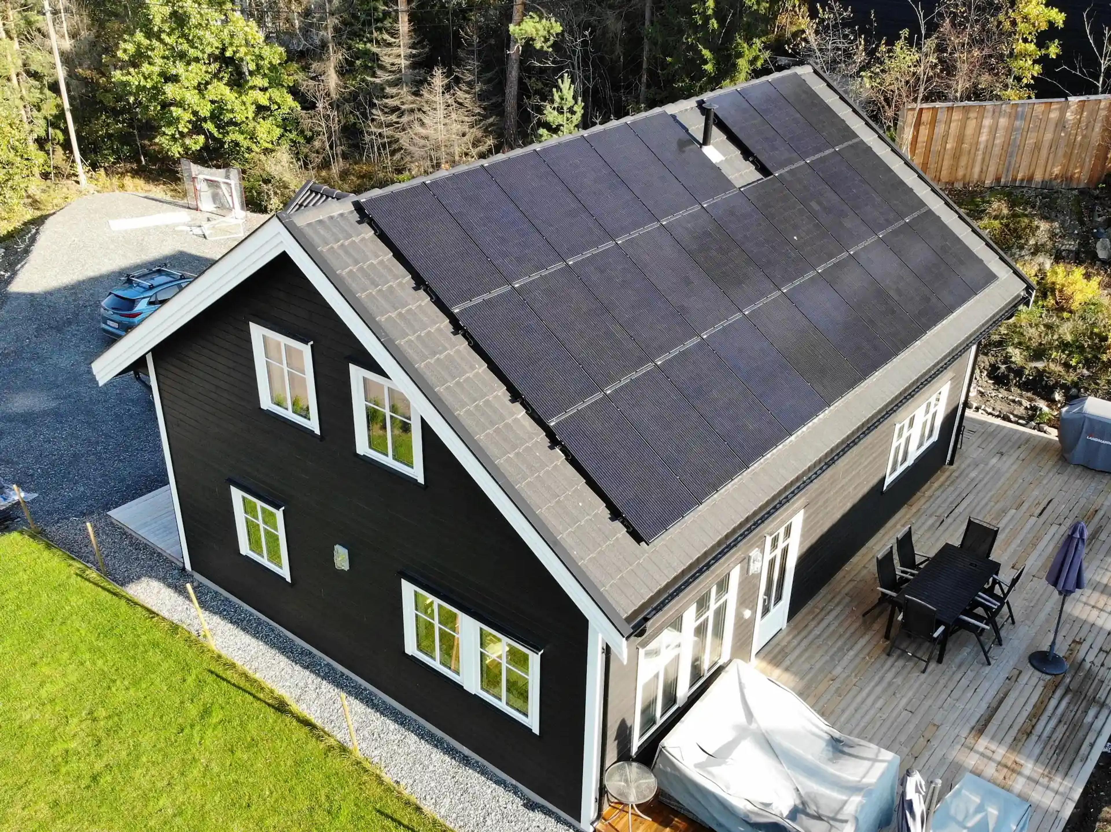 villa med solcellepanel og uteplass sett ovenfra