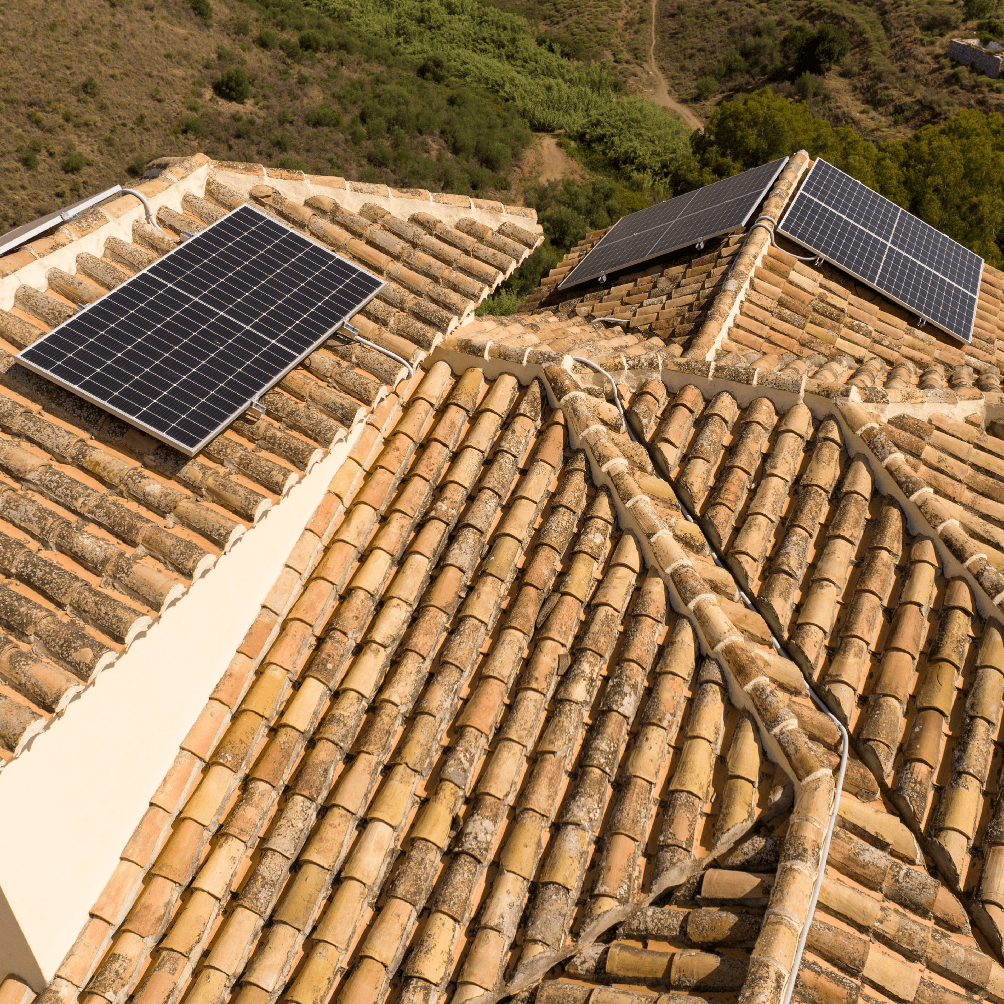 painéis solares instalados num telhado