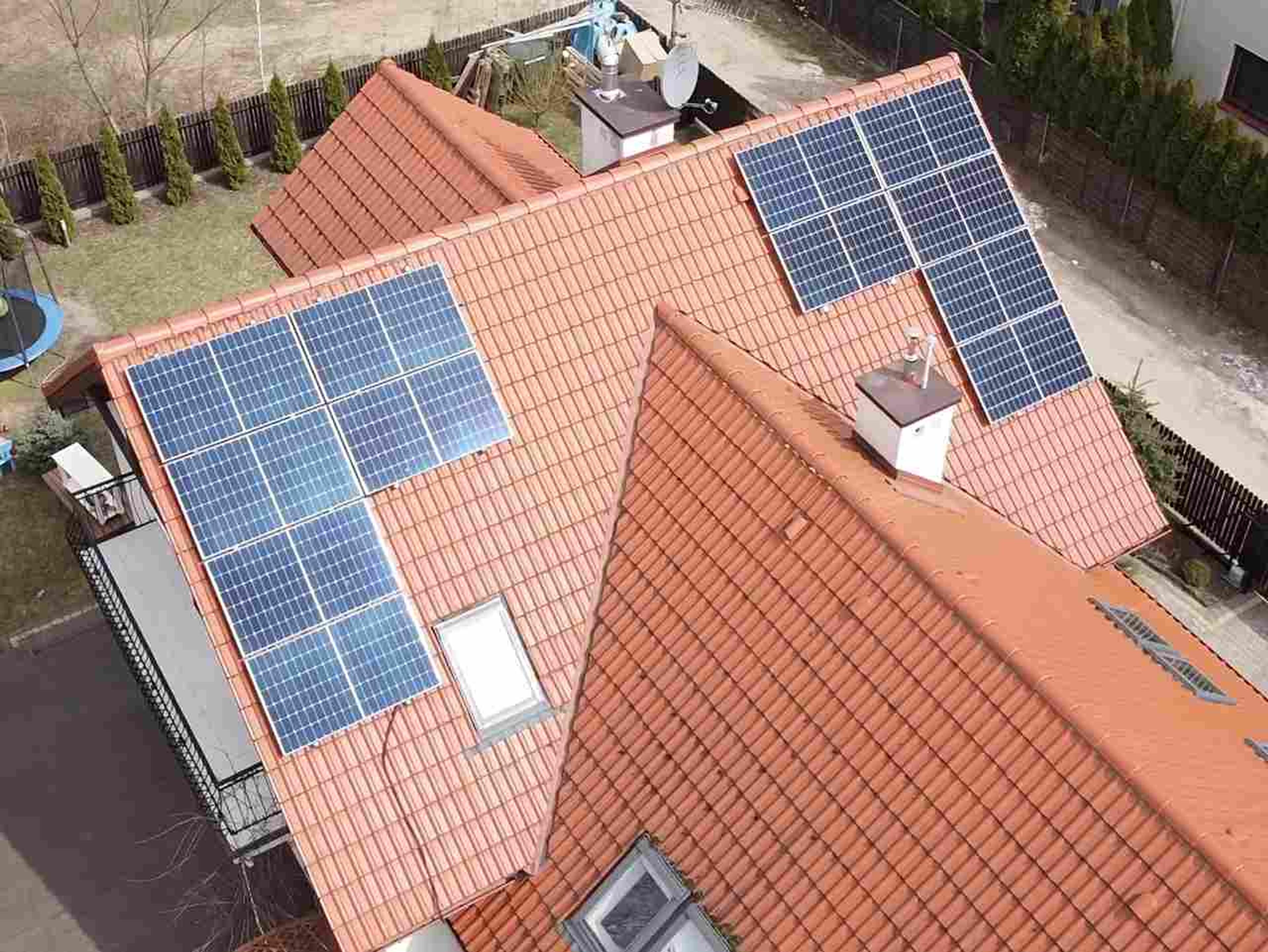 symetryczna instalacja fotowoltaiczna na dachu.