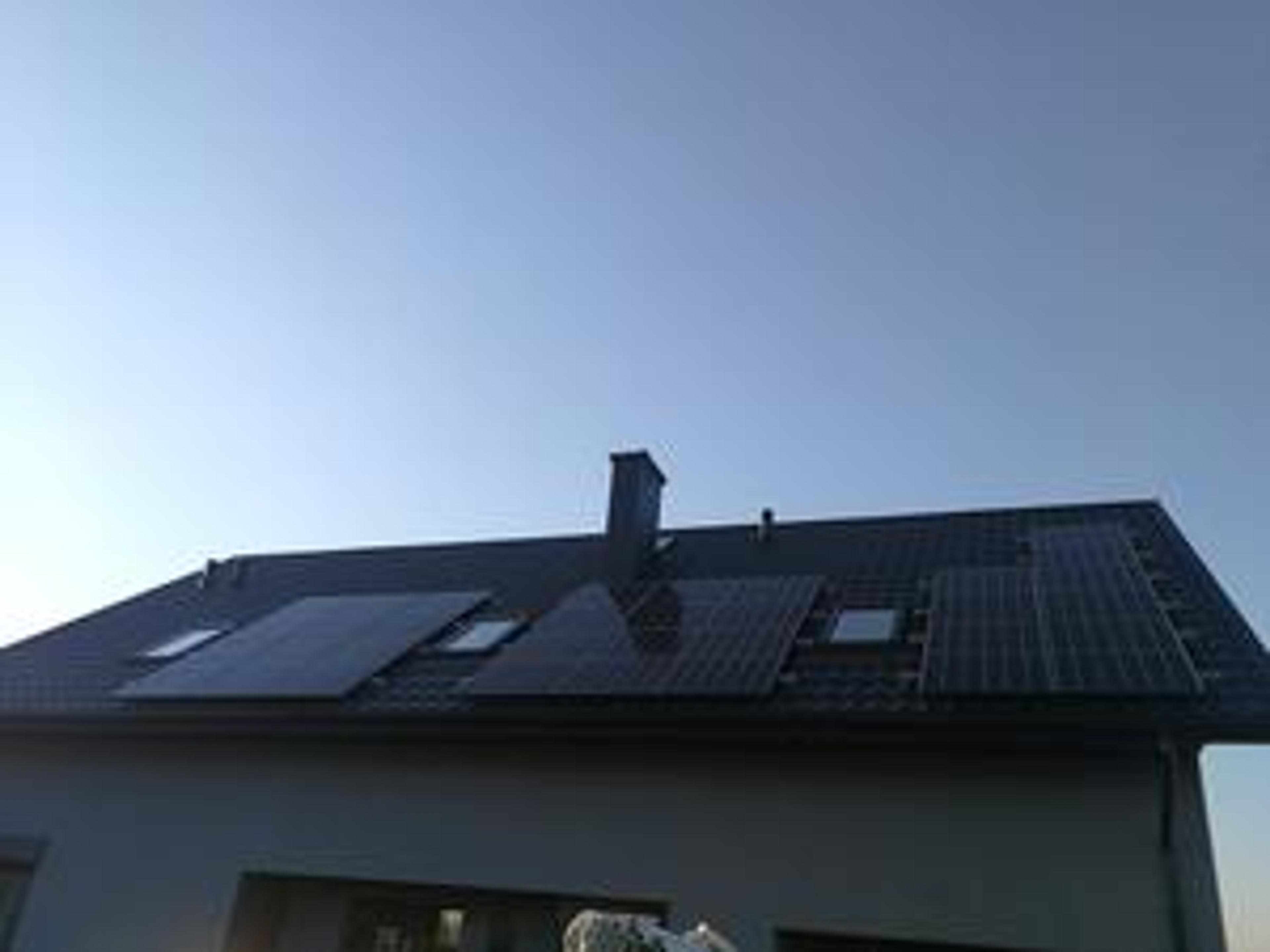 instalacja fotowoltaiczna na dachu