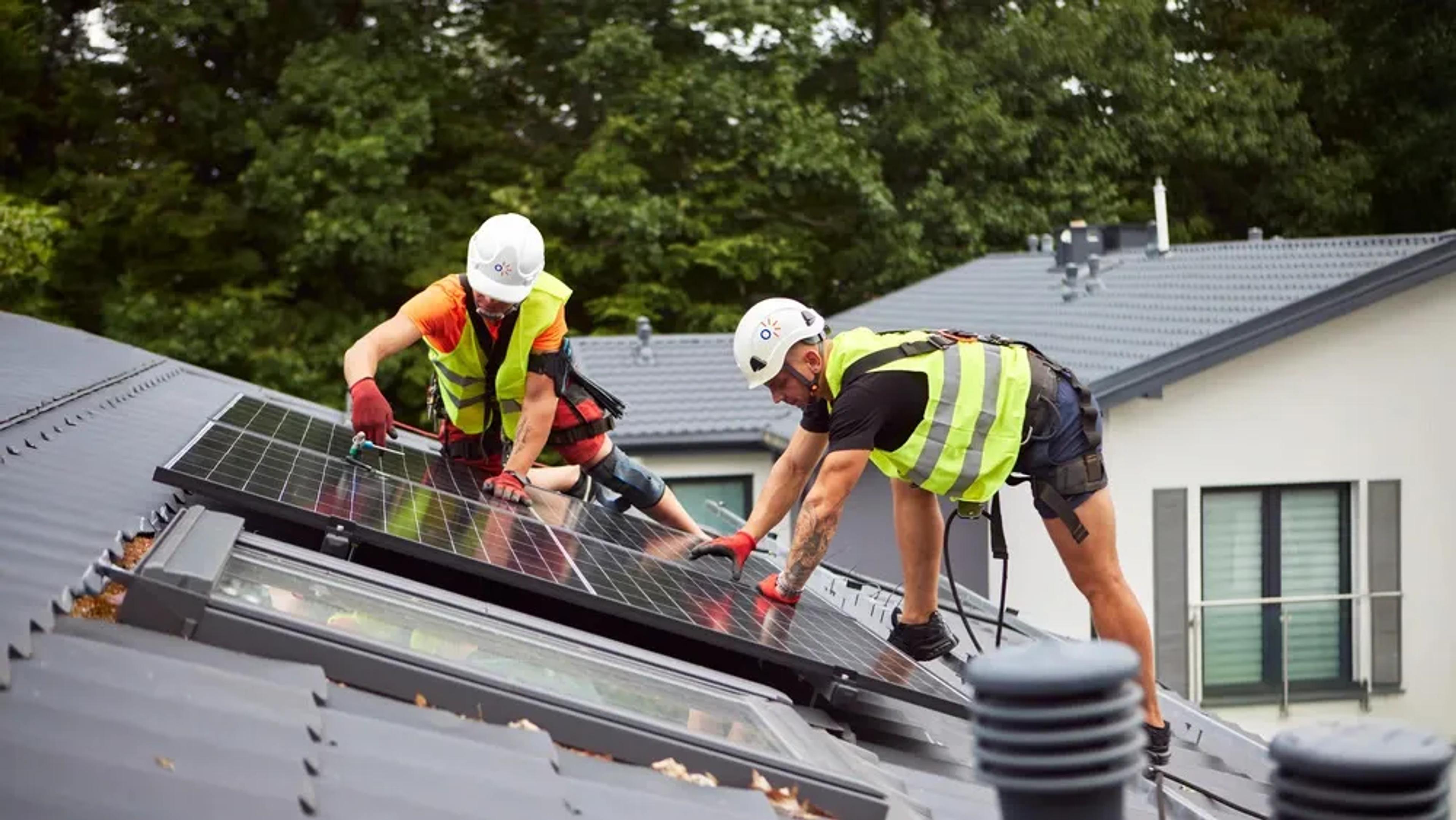 mann installiert solarmodule