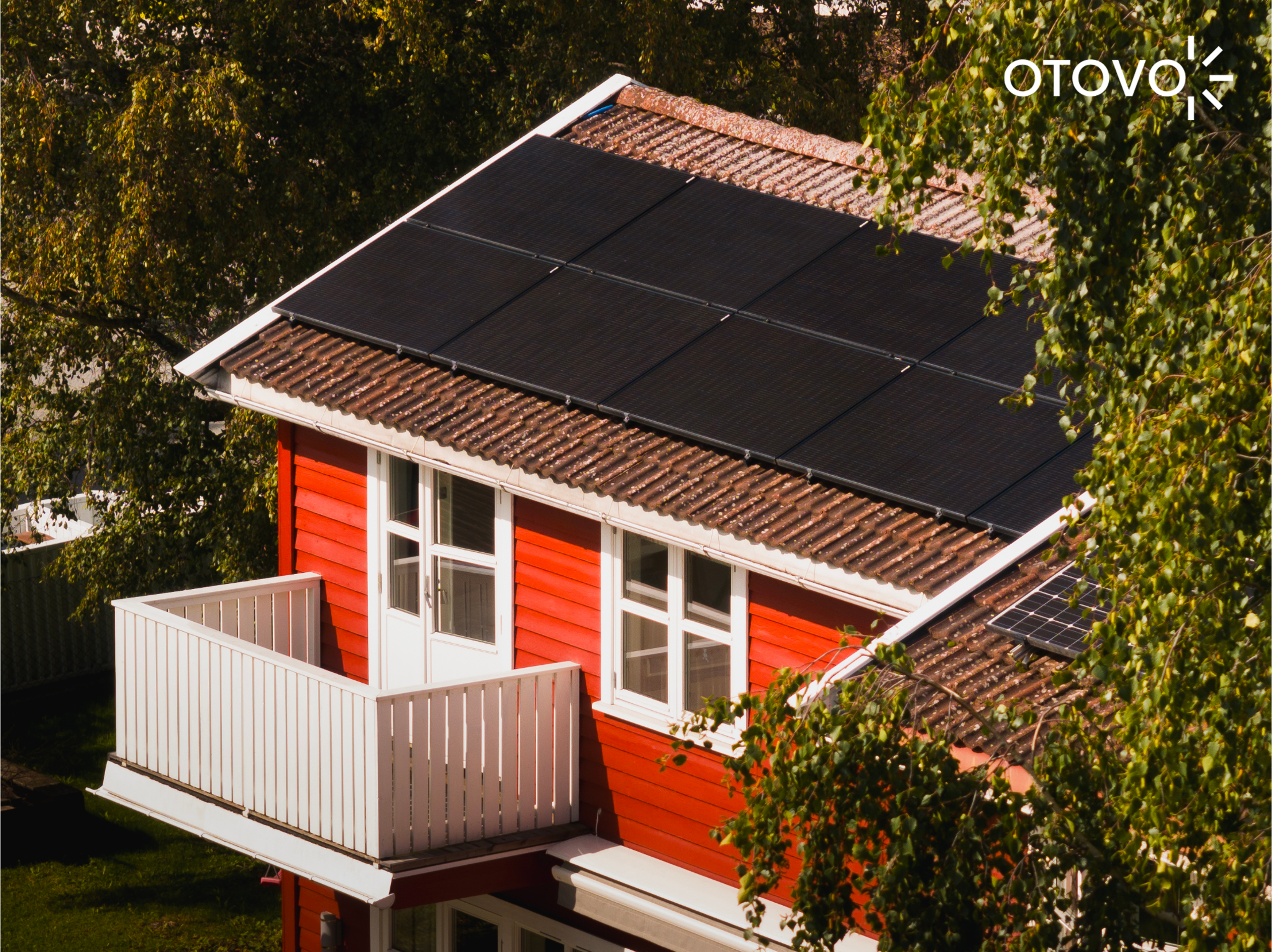hus med solcellepaneler på taket
