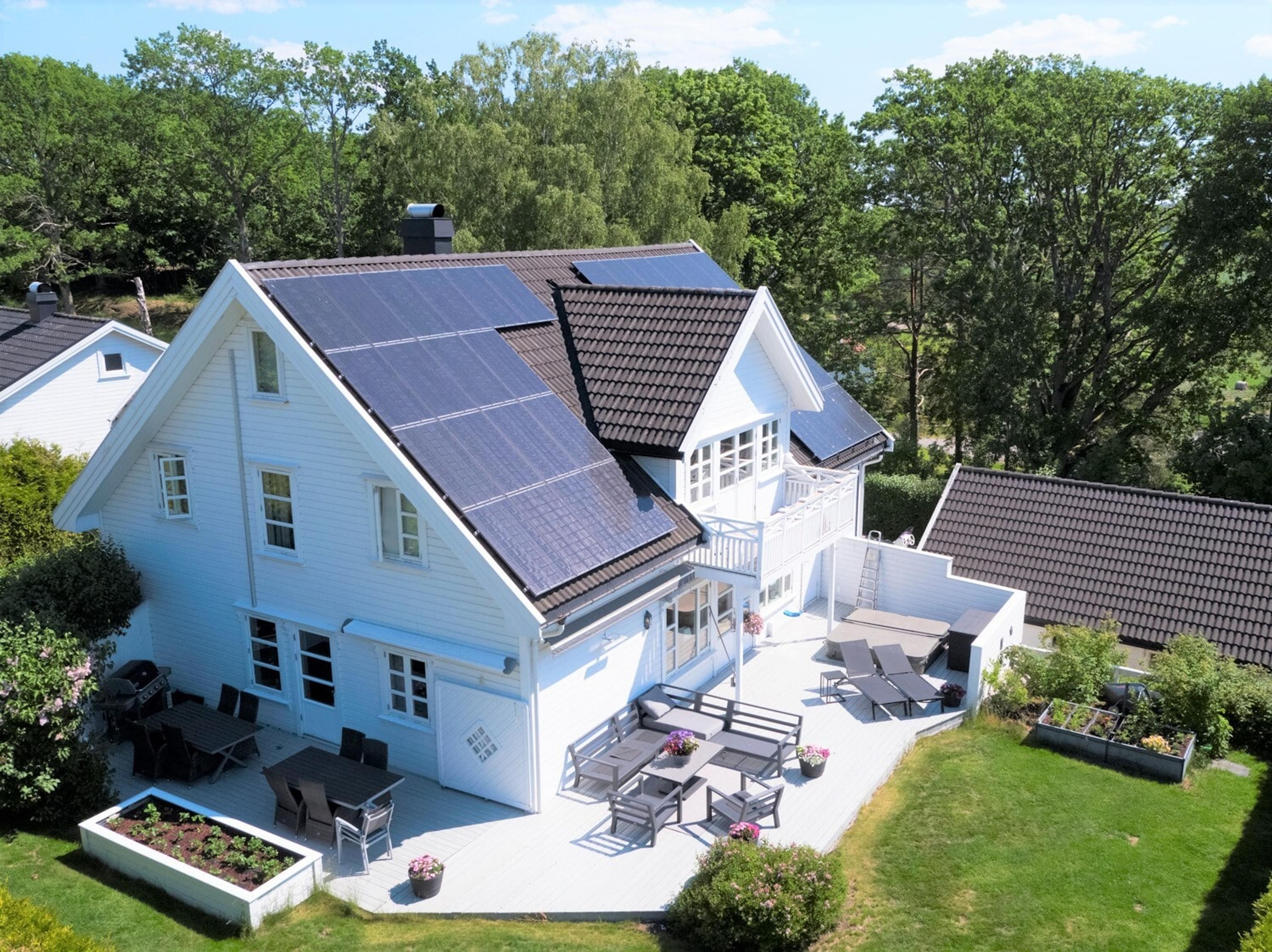stor villa med monterade solceller