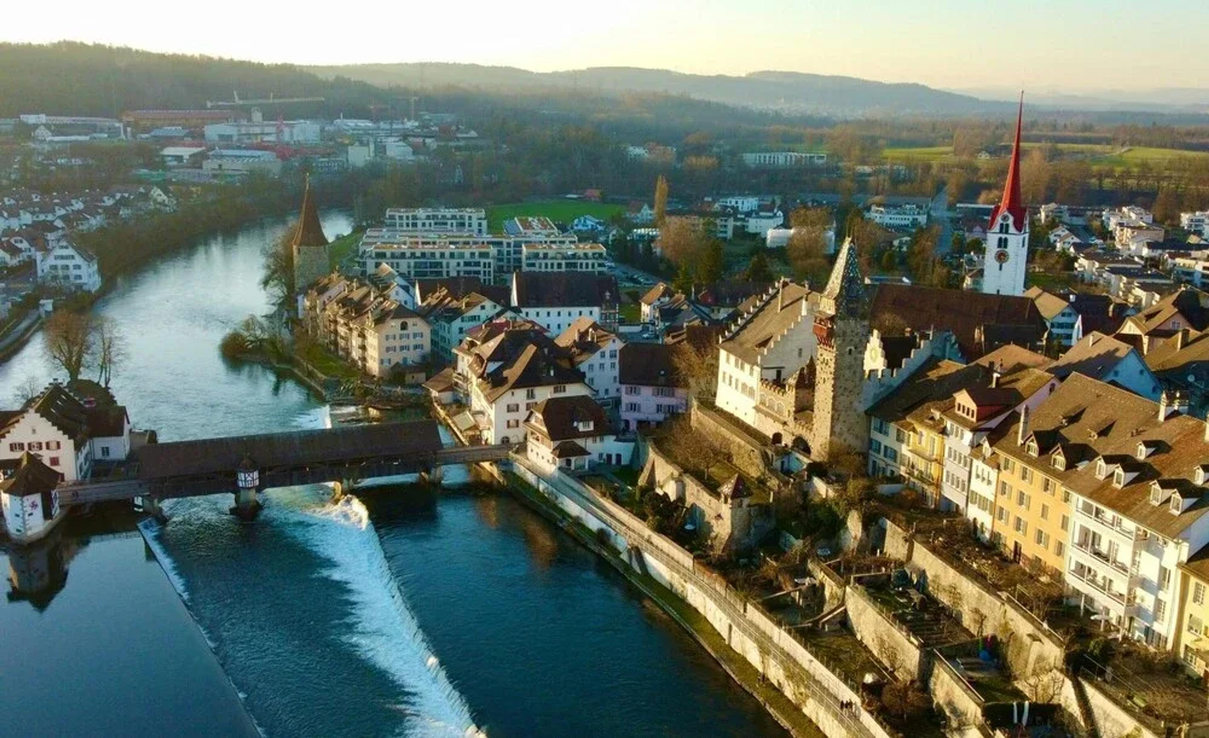 Landschaftsbild Aargau mit Blick auf Fluss und Altstadt
