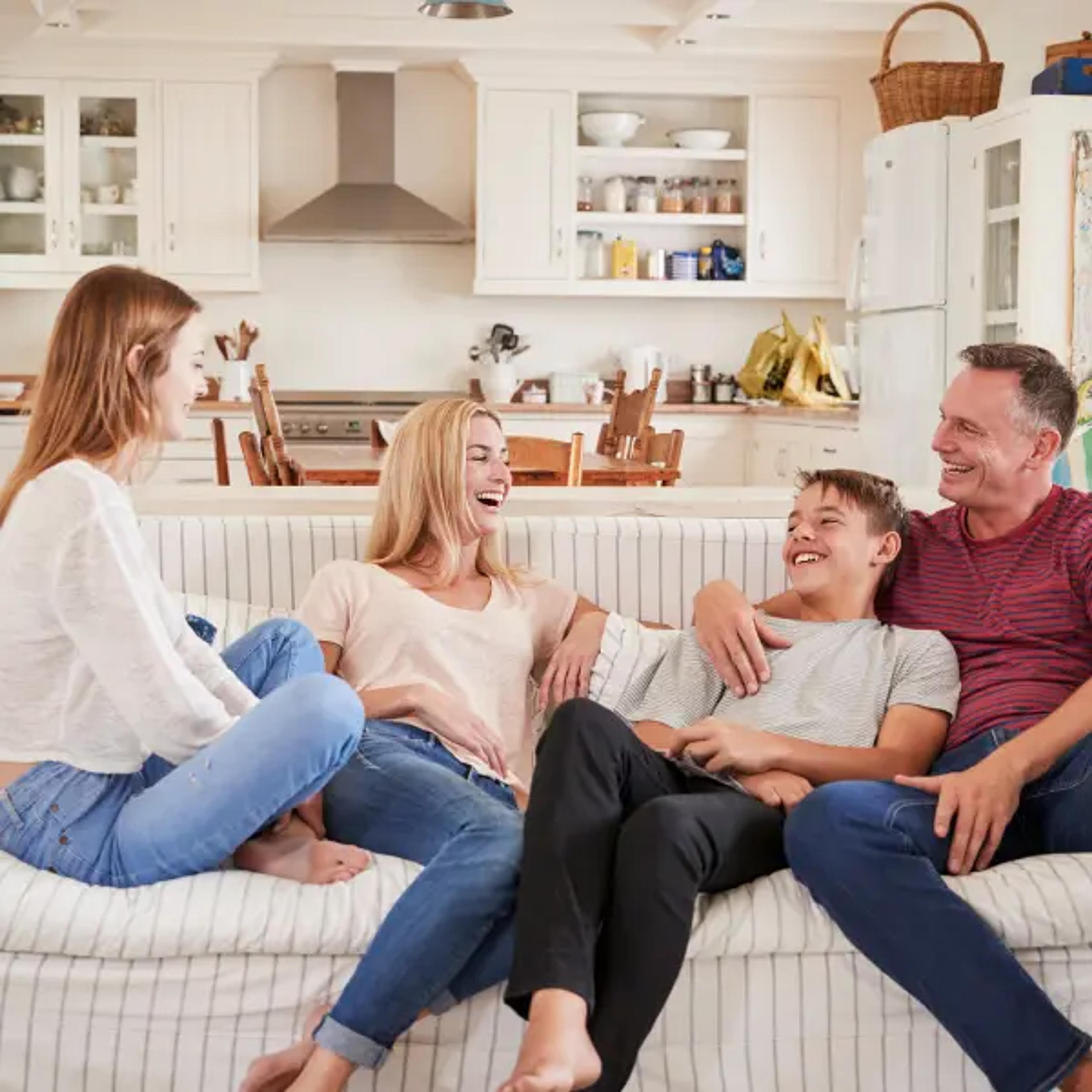 famille heureuse dans sa maison