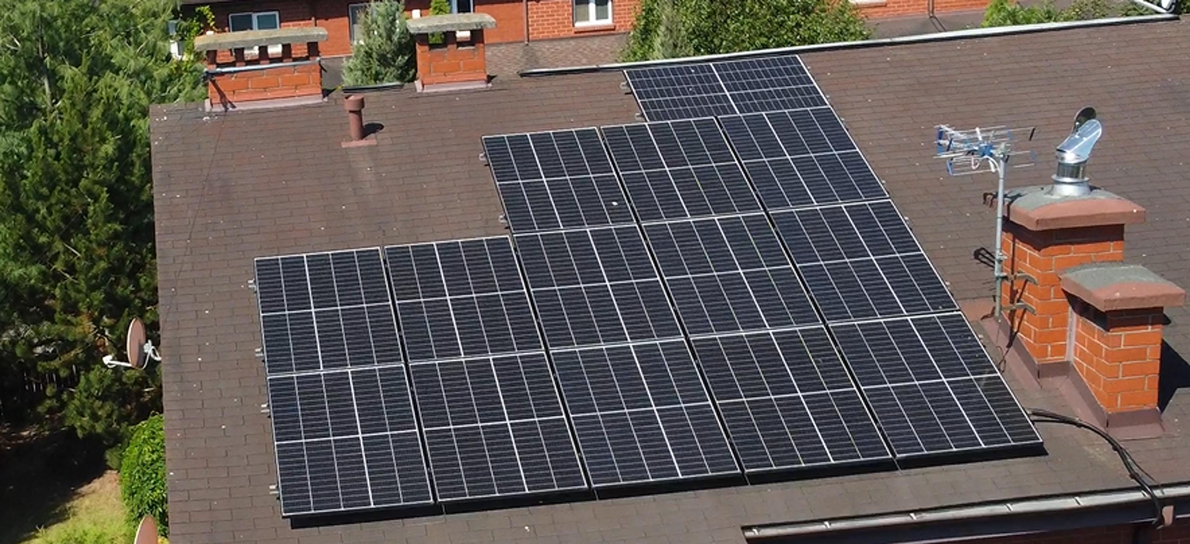 panele fotowoltaiczne na dachu w Mysiadle