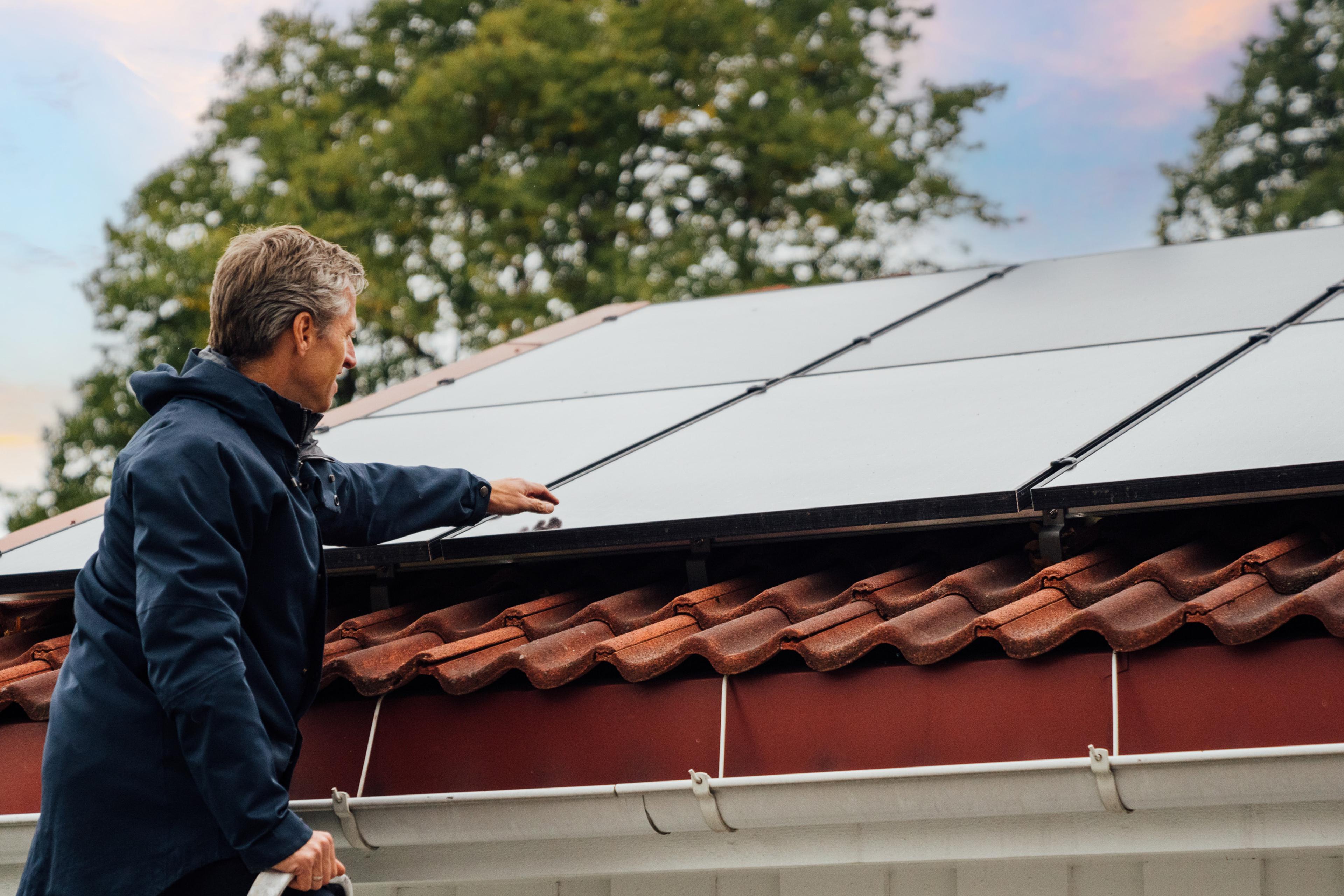painéis solares instalados num telhado