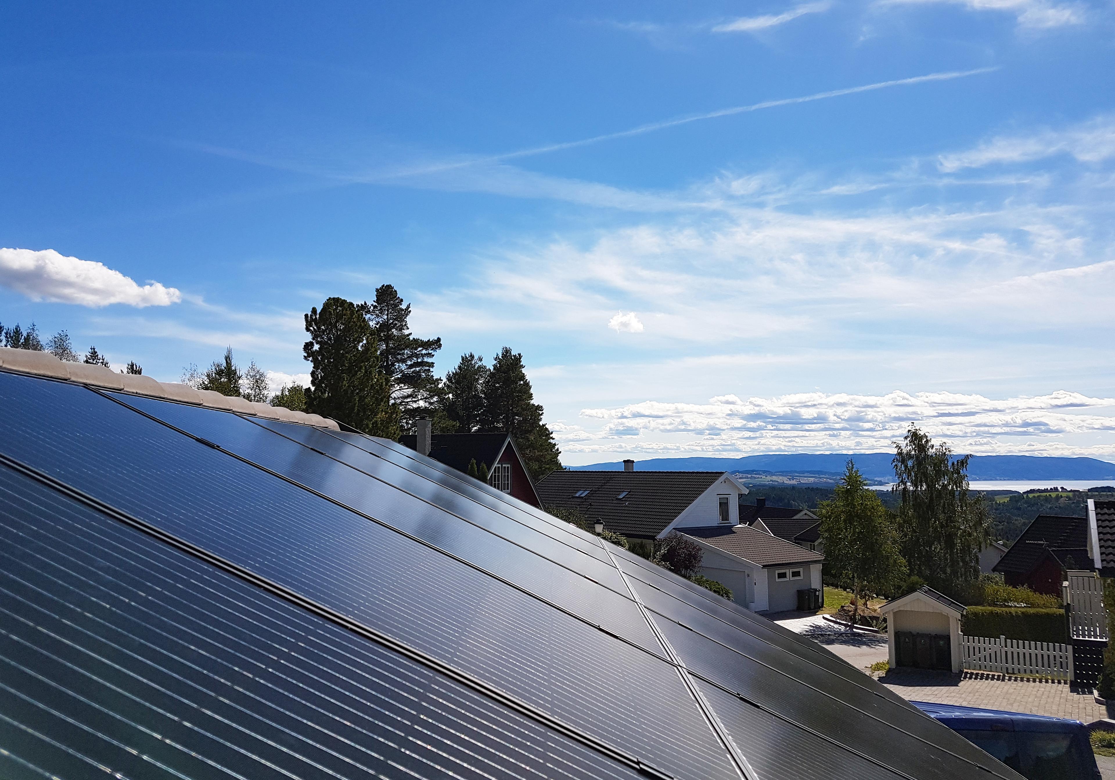 närbild över solpaneler på tak