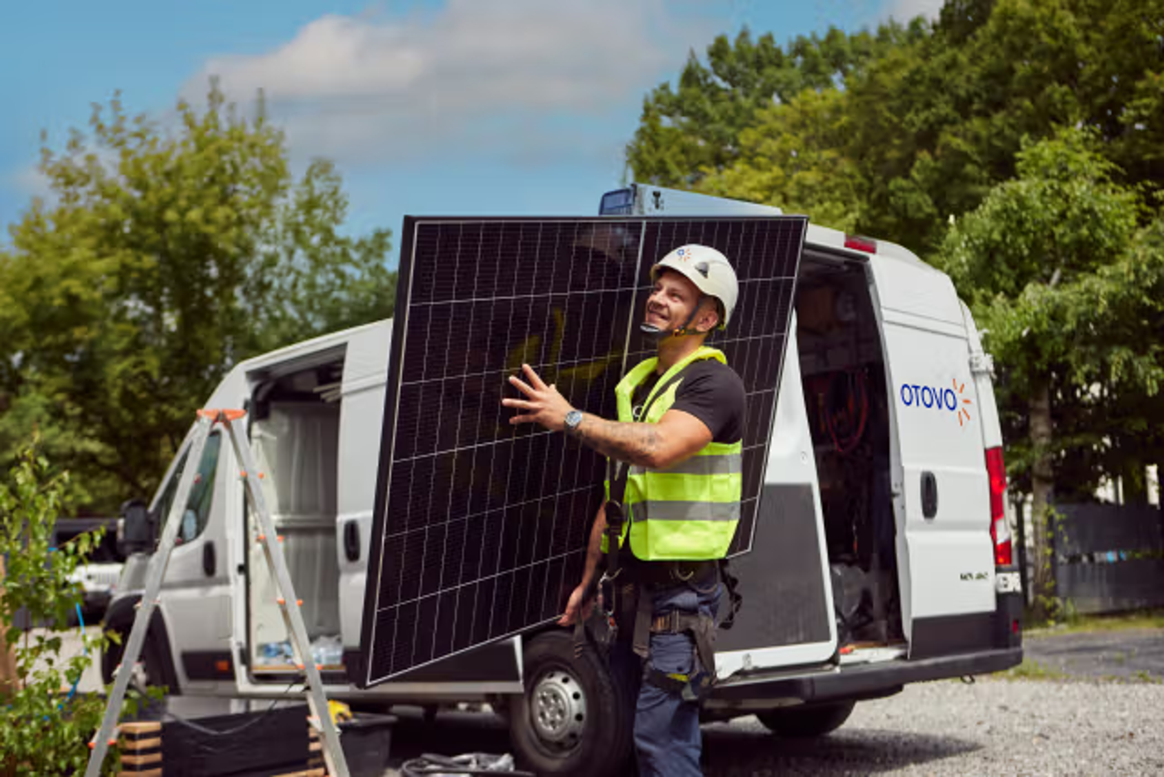 man-with-solar-panel-otovo-van