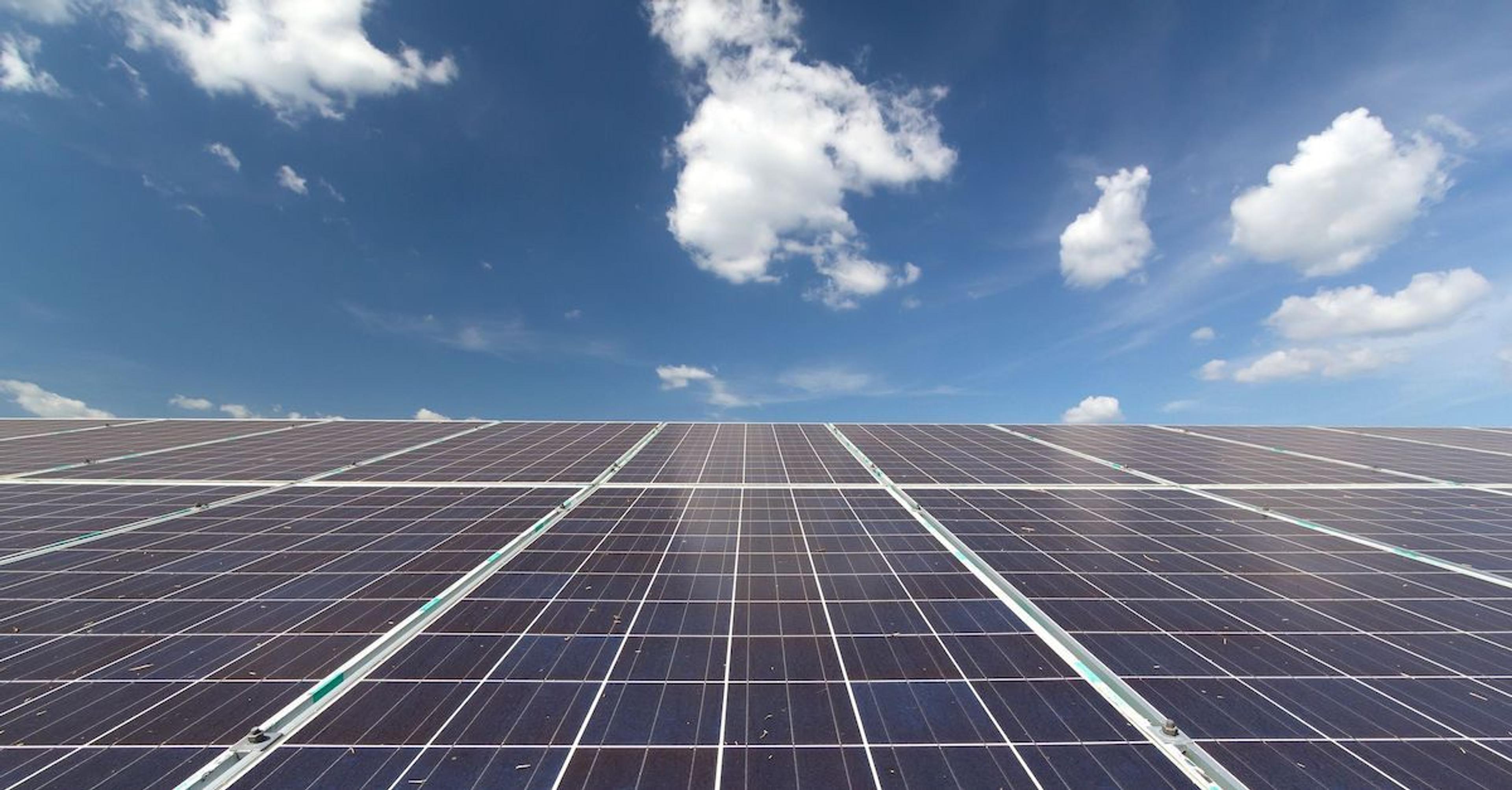 solceller mot himmelen