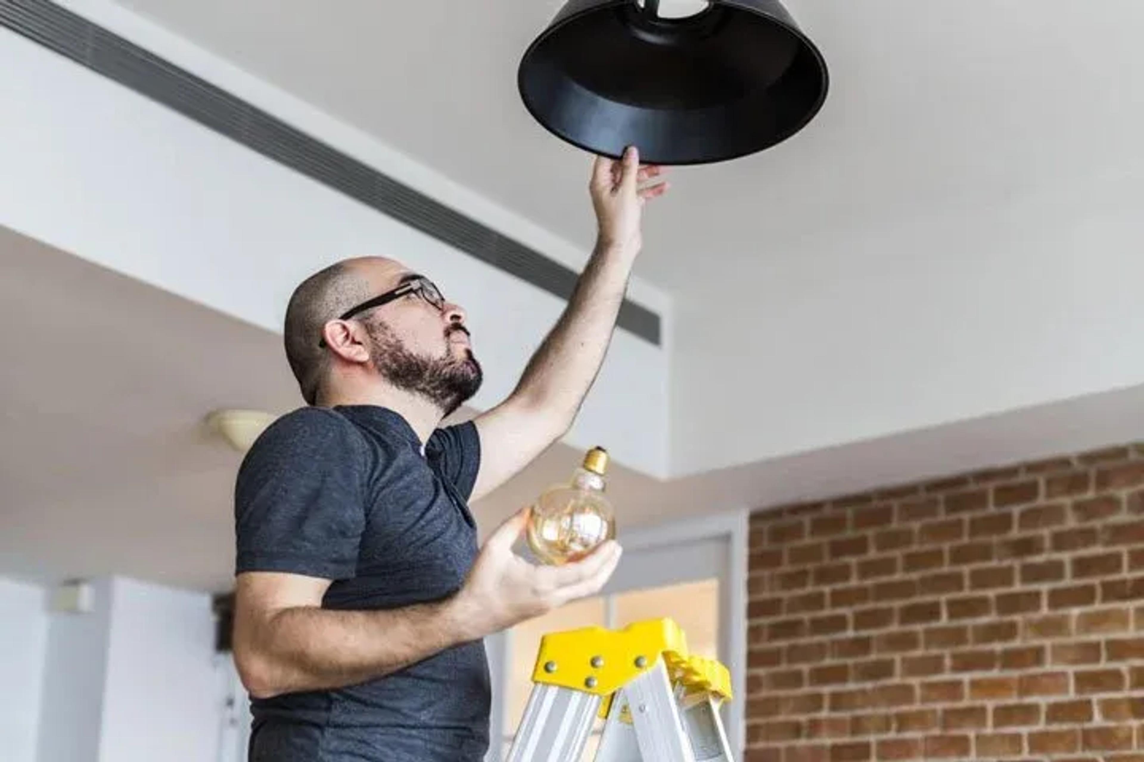 changer ampoule basse consommation pour réduire sa facture d'électricité