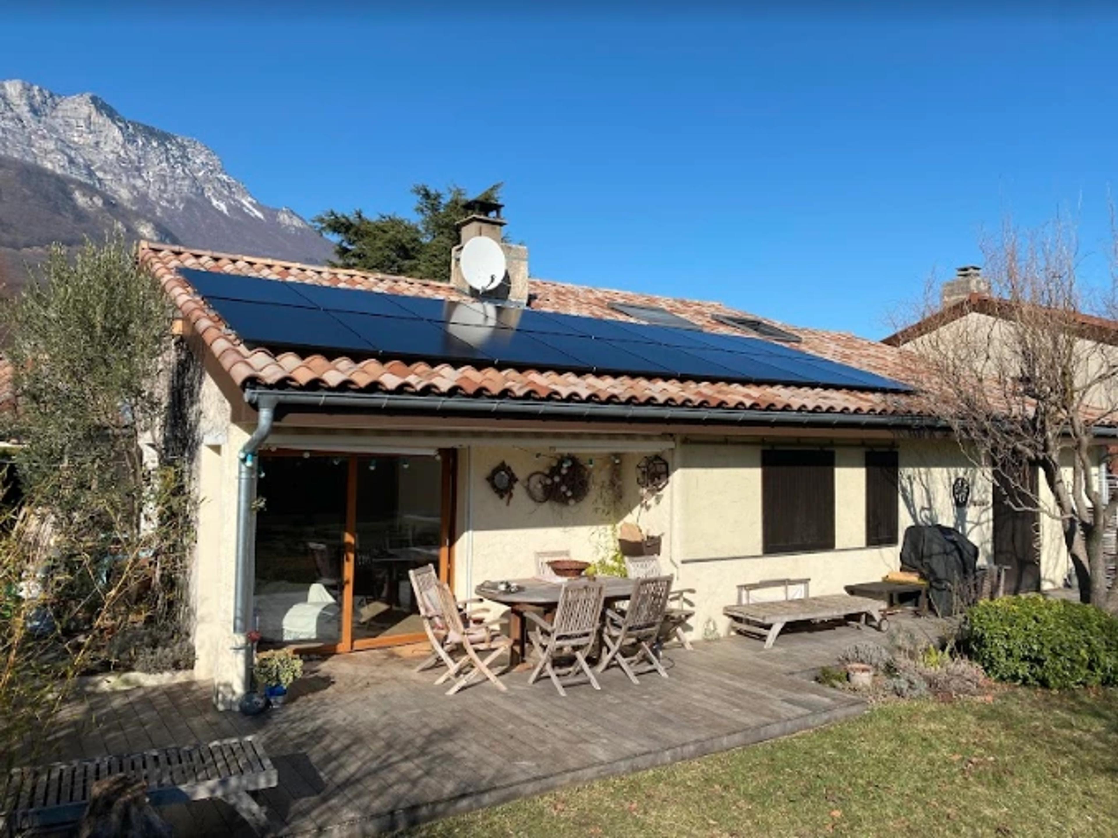 maison équipée de panneaux solaires