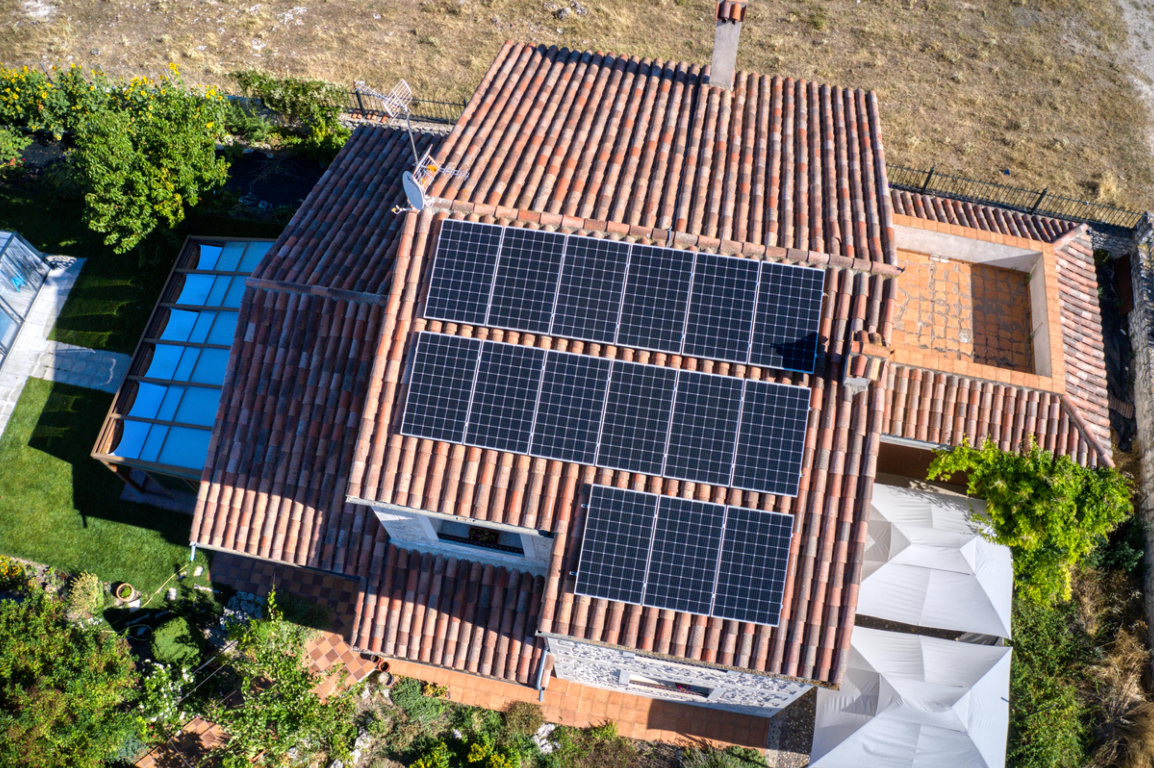 Conjunto de paneles solares en vivienda
