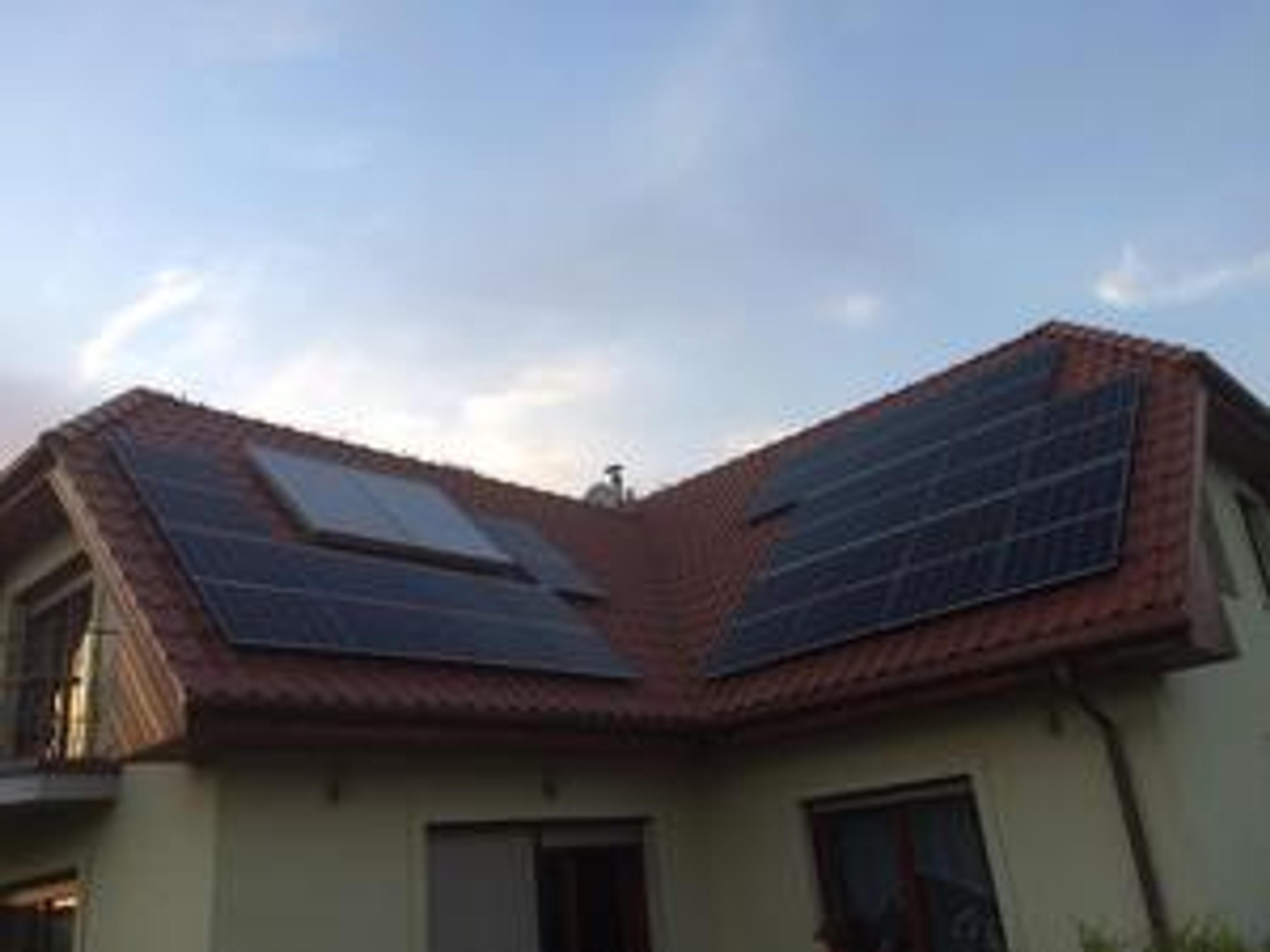 instalacja fotwoltaiczna na dachu