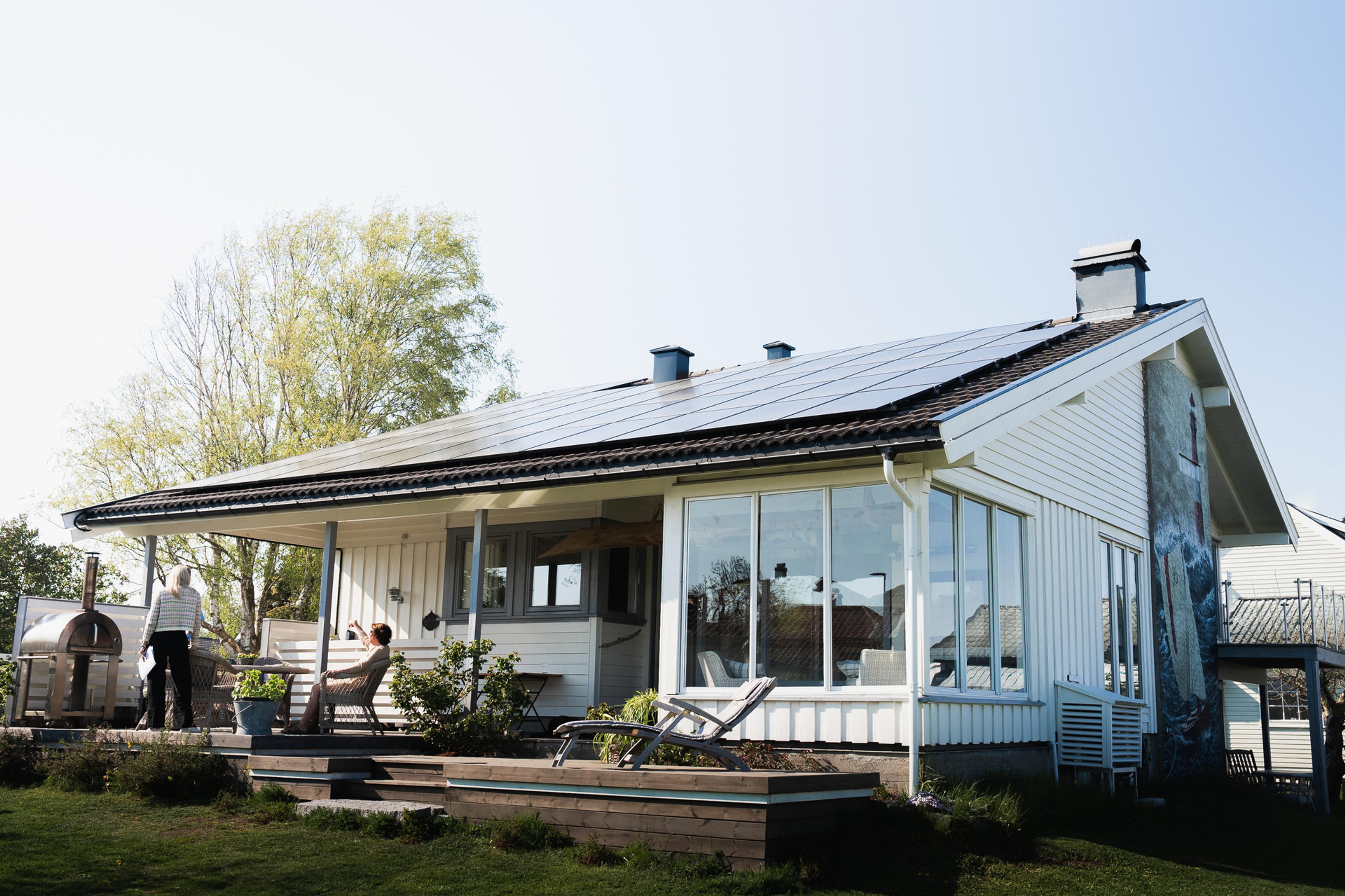 Haus mit Photovoltaikanlage in der Schweiz