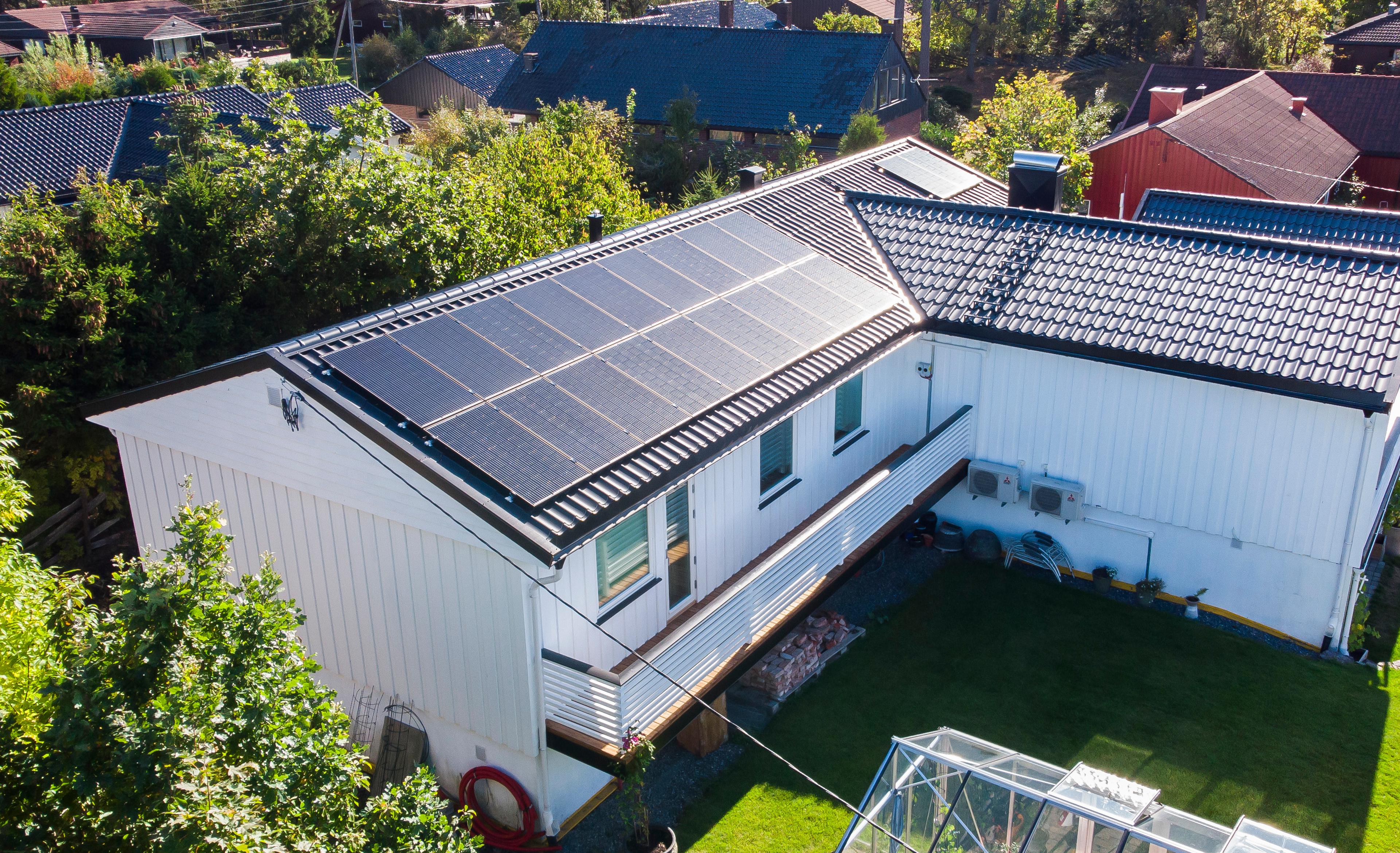 fugleperspektiv av et hus med solceller