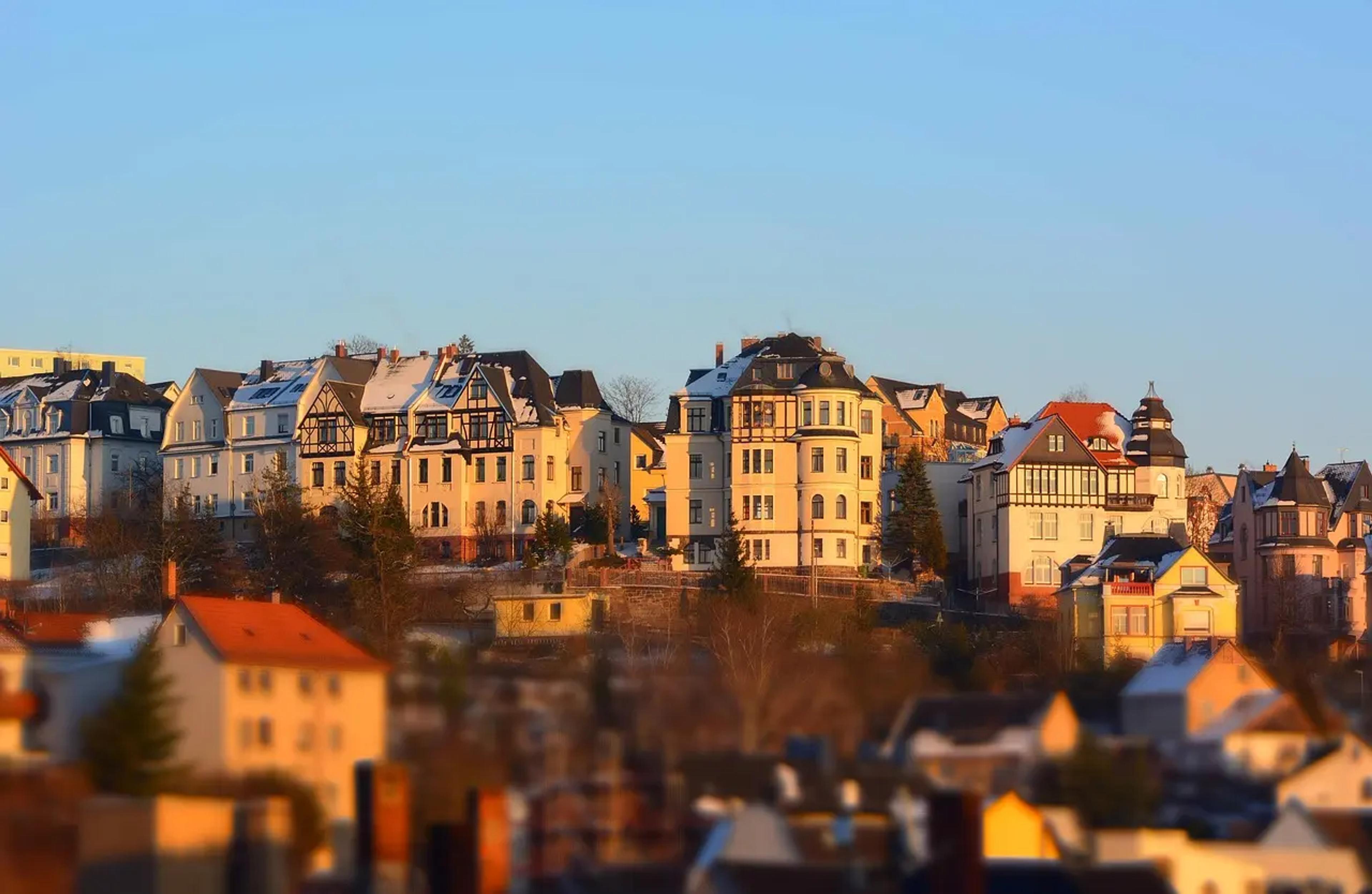 Ein Panorama einer Stadt in Thüringen im Sonnenuntergang.