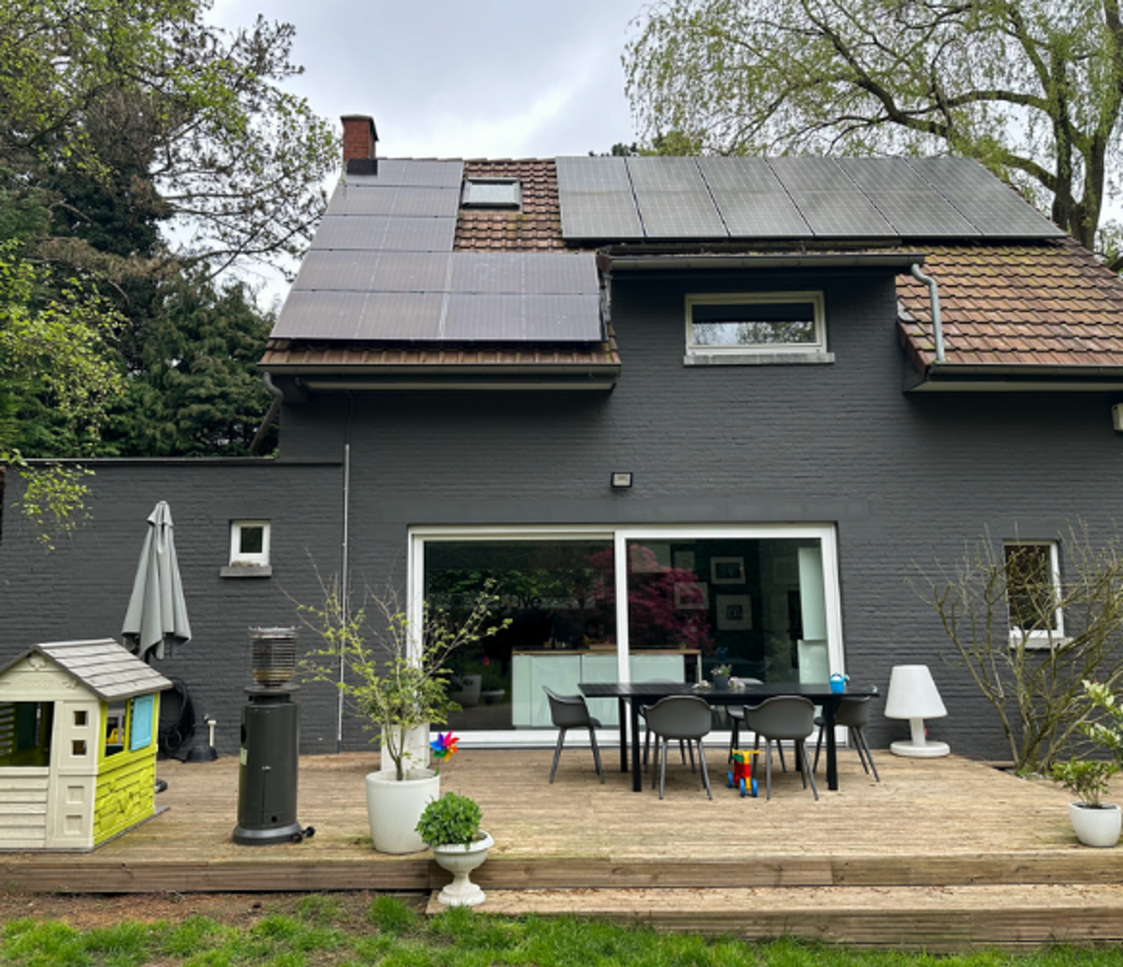 illustration of house with solar panels