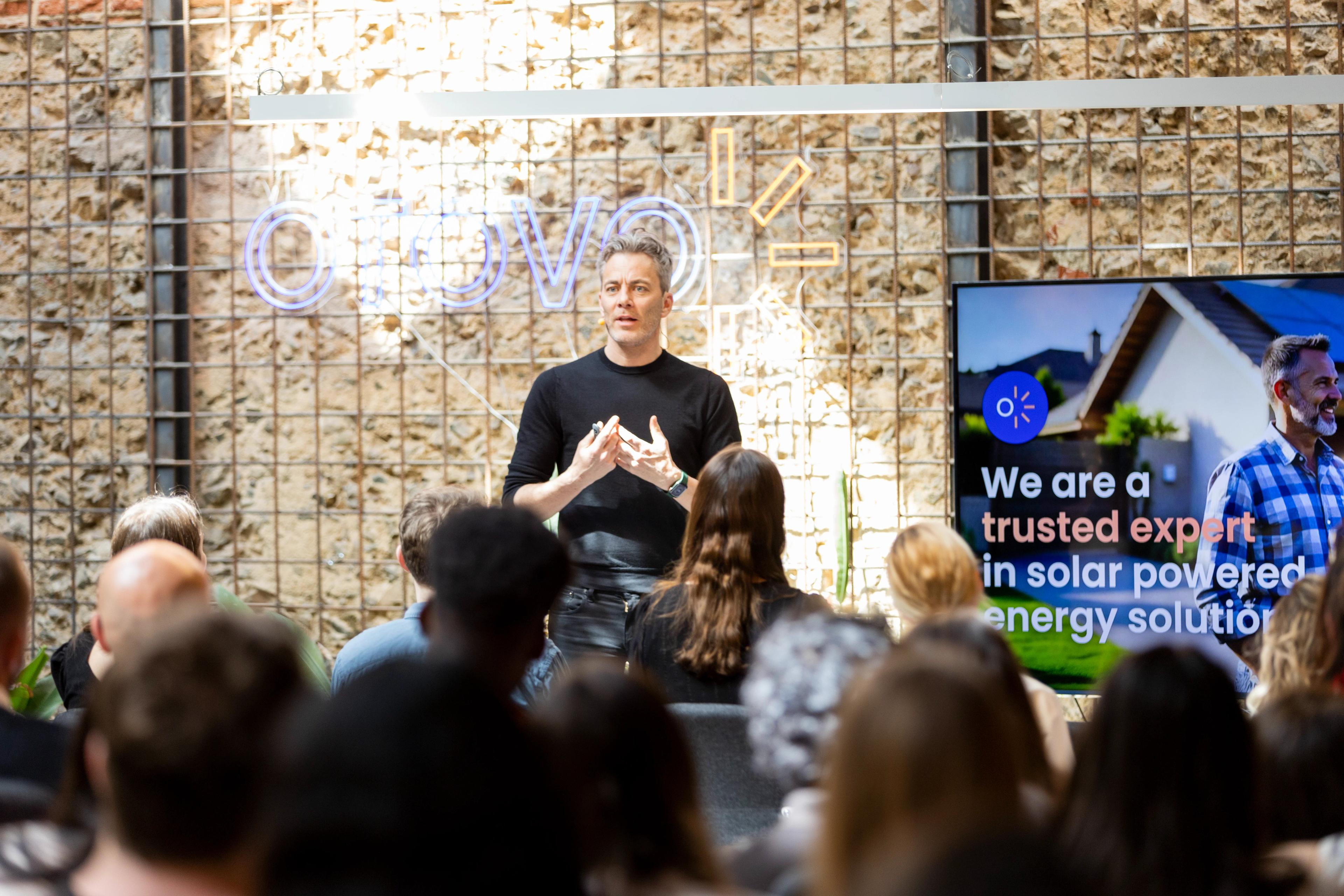 Der CEO von Otovo spricht vor einem Publikum