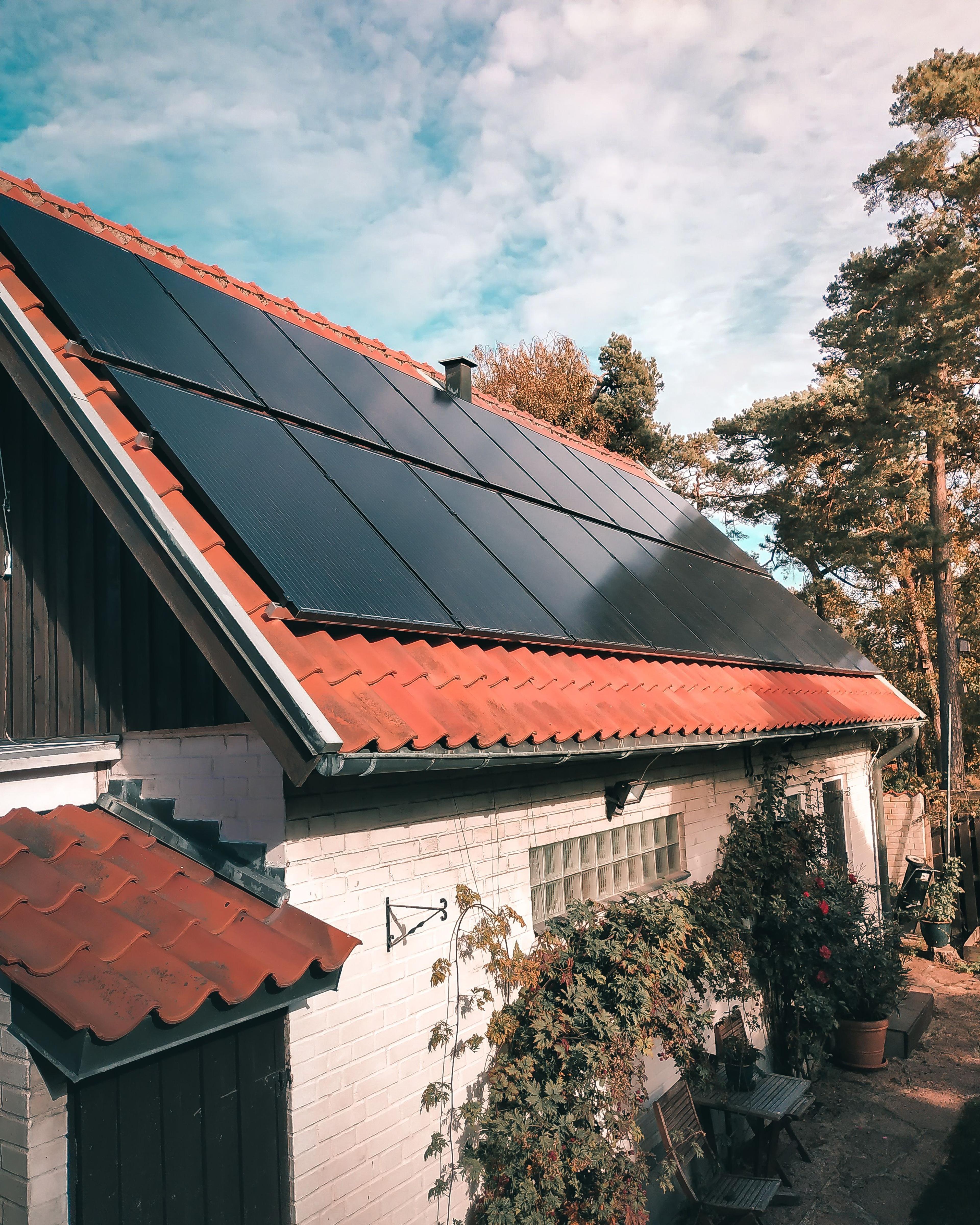 solcellepaneler montert på tak