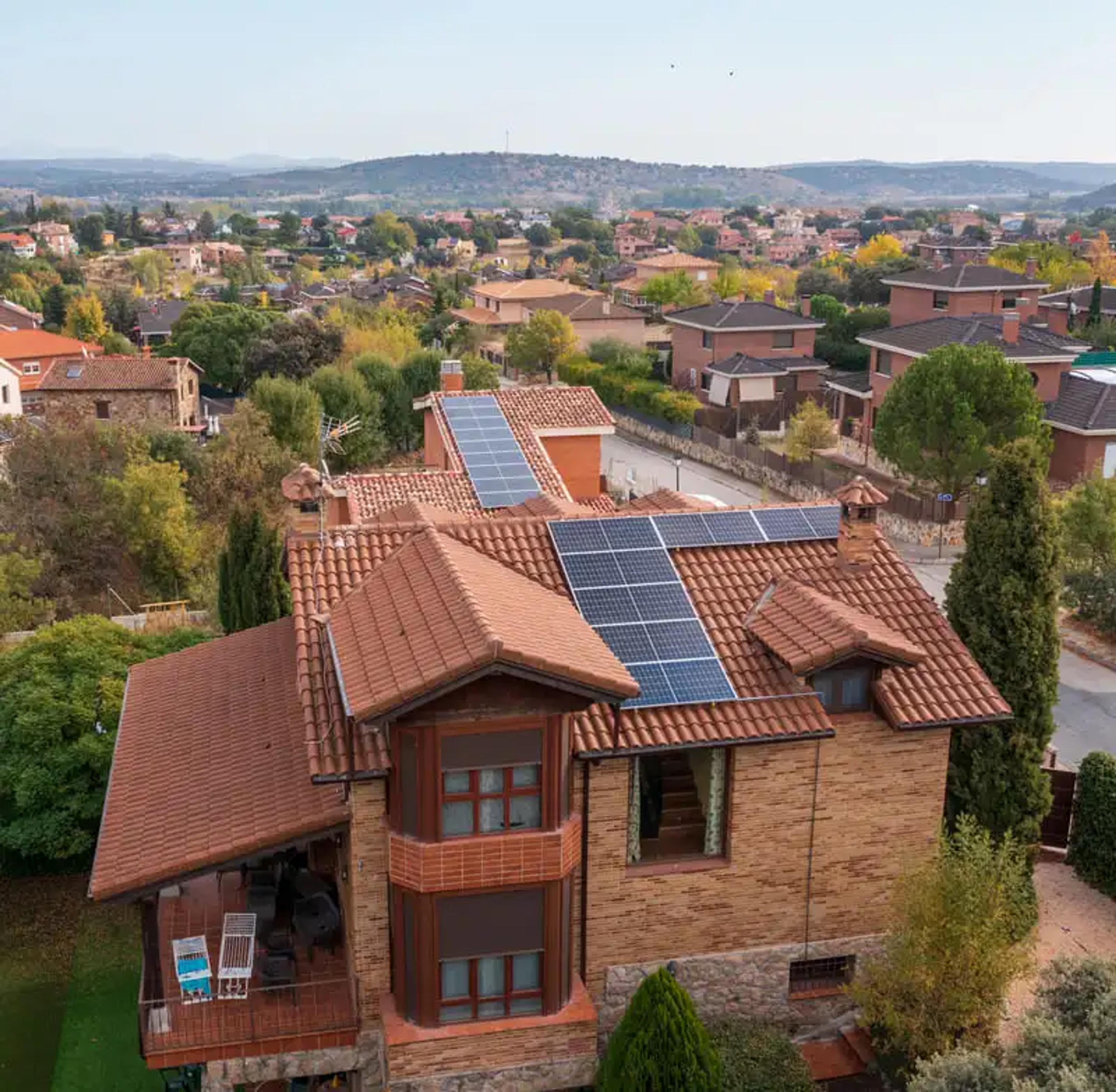 casa con placas solares